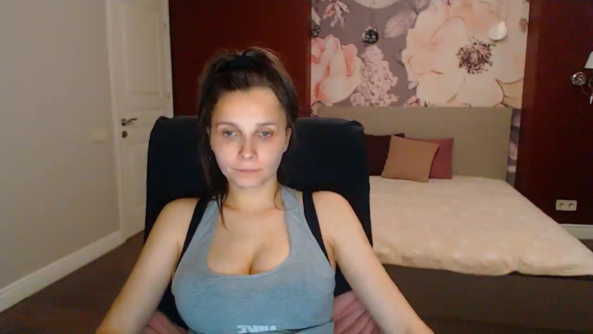 Gallery image thumbnail from Karina_Mils's myfreecams stream on, 07/11/2025, 17:21 image 13 of 20