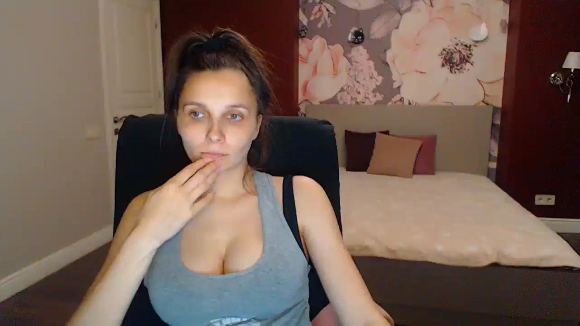 Gallery image thumbnail from Karina_Mils's myfreecams stream on, 07/11/2025, 18:30 image 13 of 20