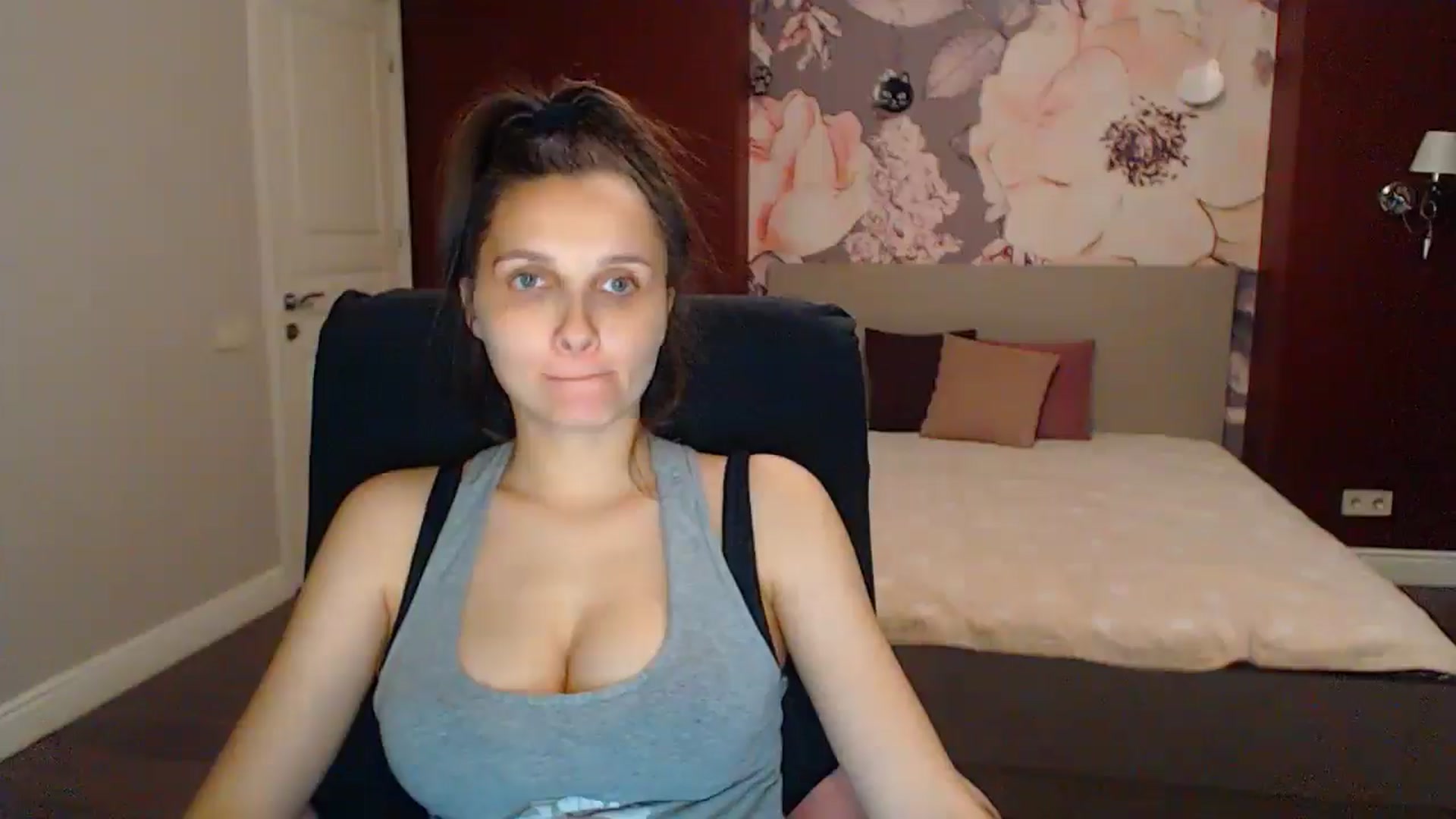 Gallery image thumbnail from Karina_Mils's myfreecams stream on, 07/11/2025, 18:30 image 10 of 20