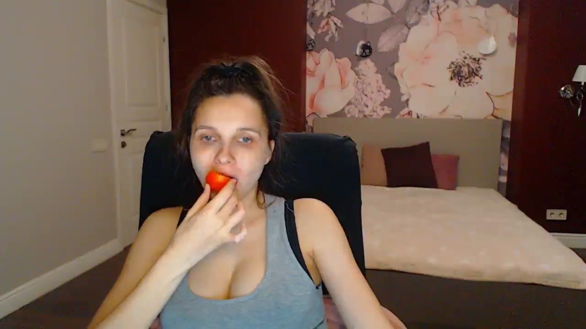 Gallery image thumbnail from Karina_Mils's myfreecams stream on, 07/12/2025, 18:34 image 2 of 20