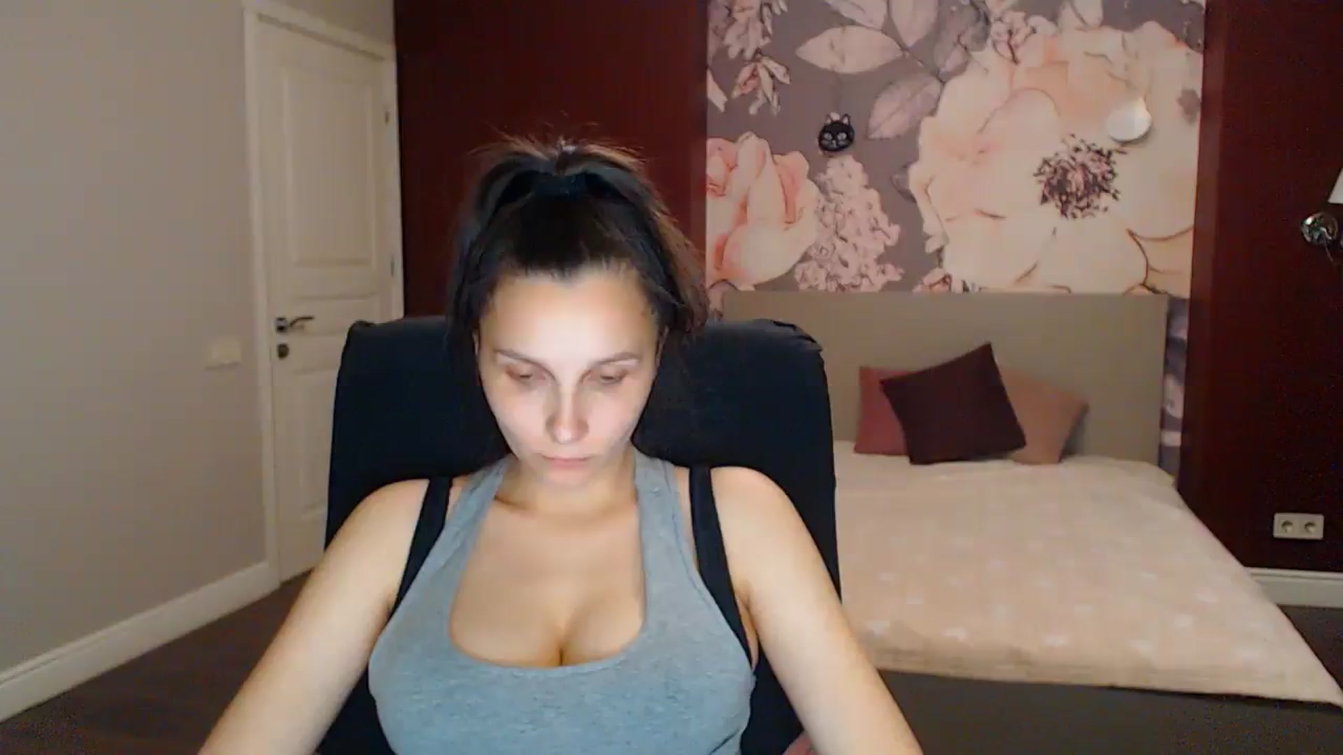 Gallery image thumbnail from Karina_Mils's myfreecams stream on, 08/01/2025, 17:43 image 13 of 20