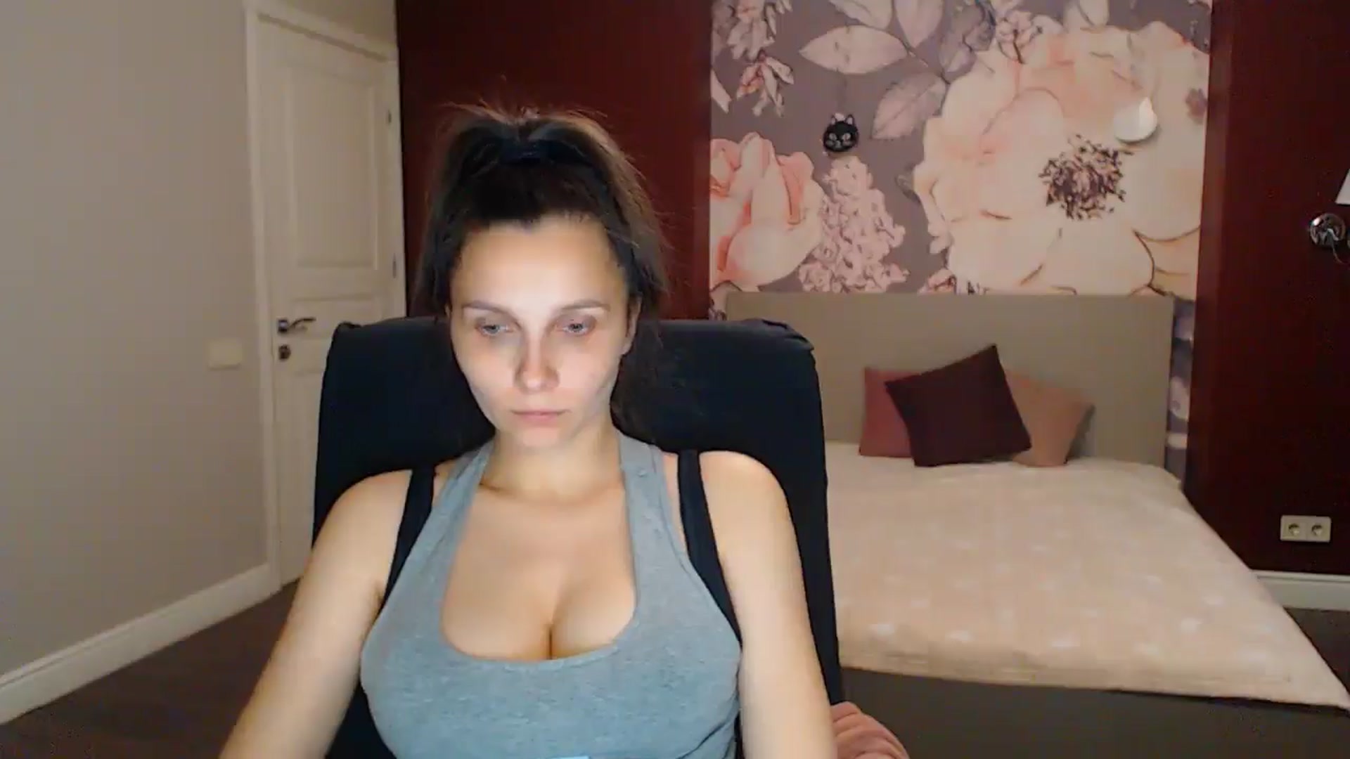 Gallery image thumbnail from Karina_Mils's myfreecams stream on, 08/01/2025, 17:43 image 10 of 20