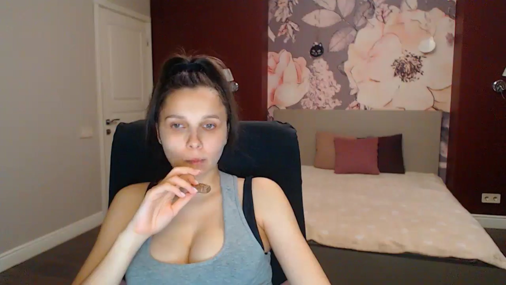 Gallery image thumbnail from Karina_Mils's myfreecams stream on, 08/02/2025, 17:45 image 4 of 20