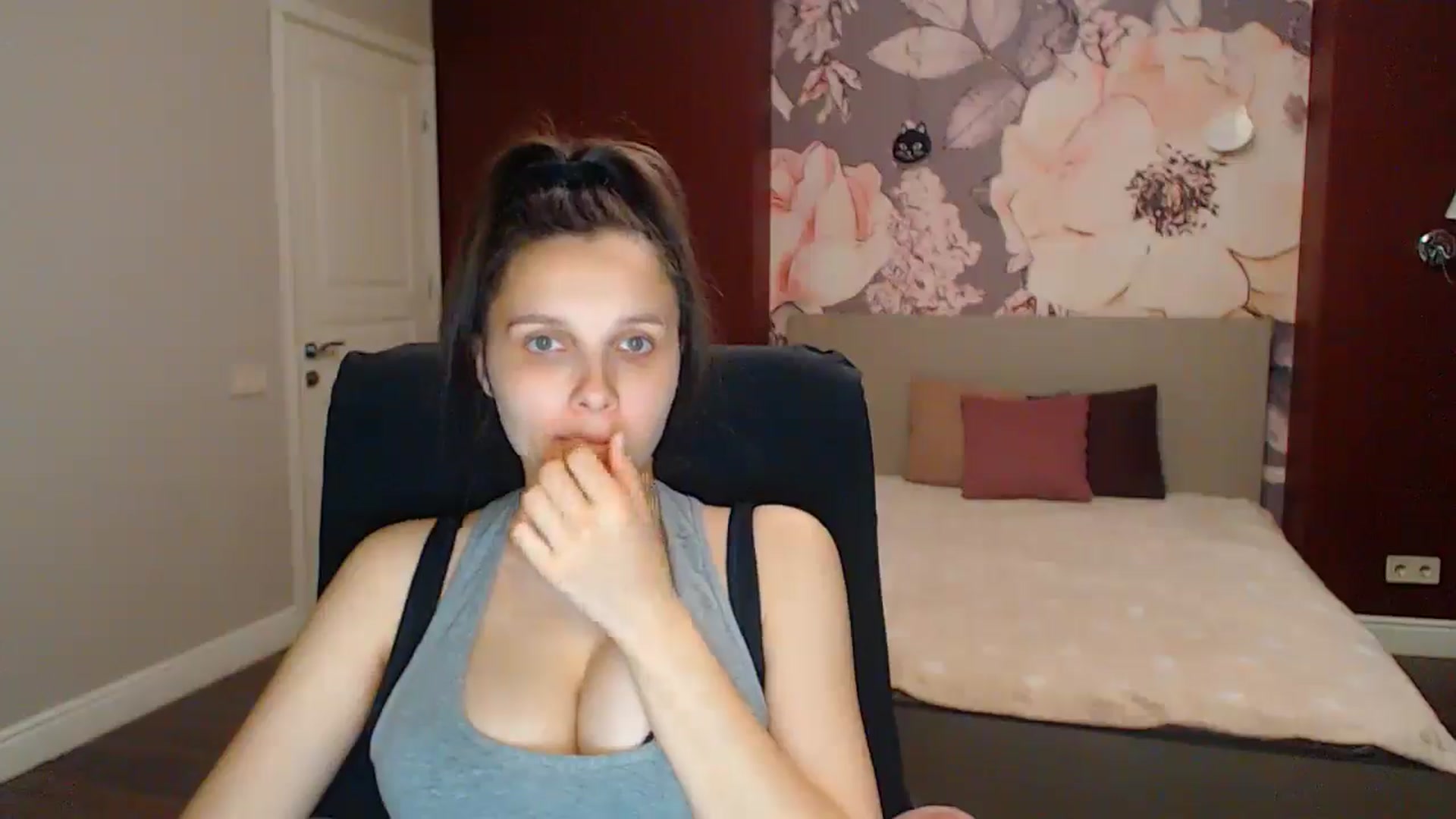 Gallery image thumbnail from Karina_Mils's myfreecams stream on, 08/02/2025, 17:45 image 10 of 20