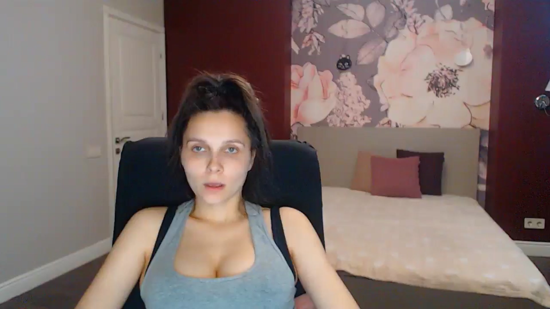 Gallery image thumbnail from Karina_Mils's myfreecams stream on, 08/03/2025, 15:30 image 9 of 20