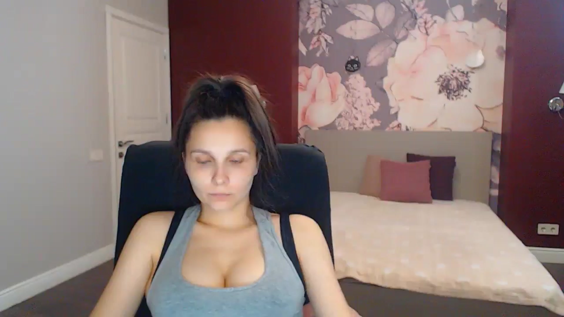Gallery image thumbnail from Karina_Mils's myfreecams stream on, 08/03/2025, 15:30 image 12 of 20