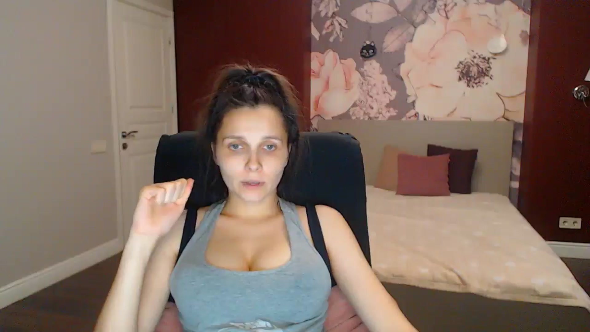 Gallery image thumbnail from Karina_Mils's myfreecams stream on, 08/03/2025, 17:23 image 18 of 20