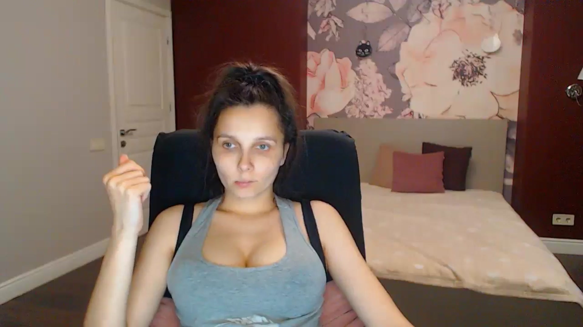 Gallery image thumbnail from Karina_Mils's myfreecams stream on, 08/03/2025, 17:23 image 11 of 20