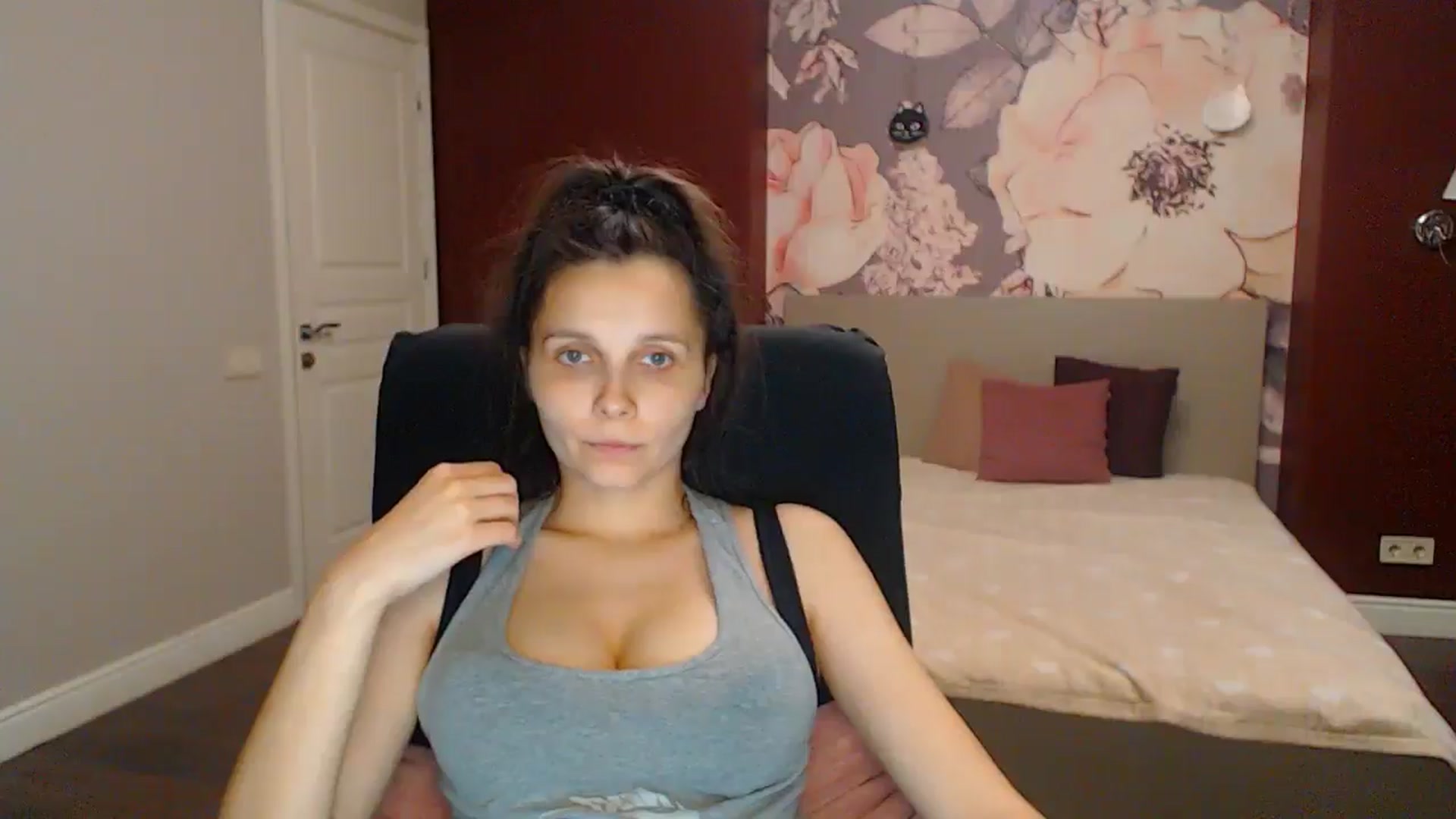Gallery image thumbnail from Karina_Mils's myfreecams stream on, 08/03/2025, 17:23 image 14 of 20