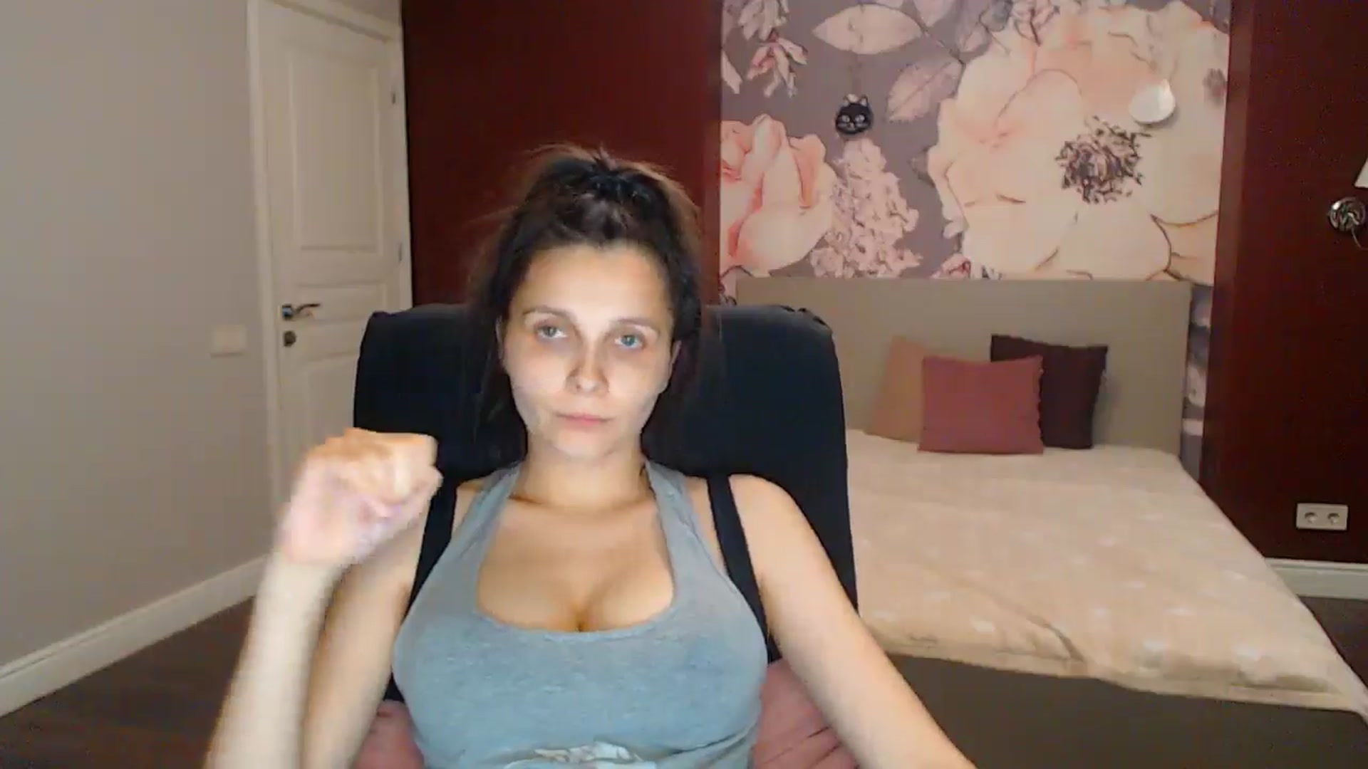 Gallery image thumbnail from Karina_Mils's myfreecams stream on, 08/03/2025, 17:23 image 16 of 20