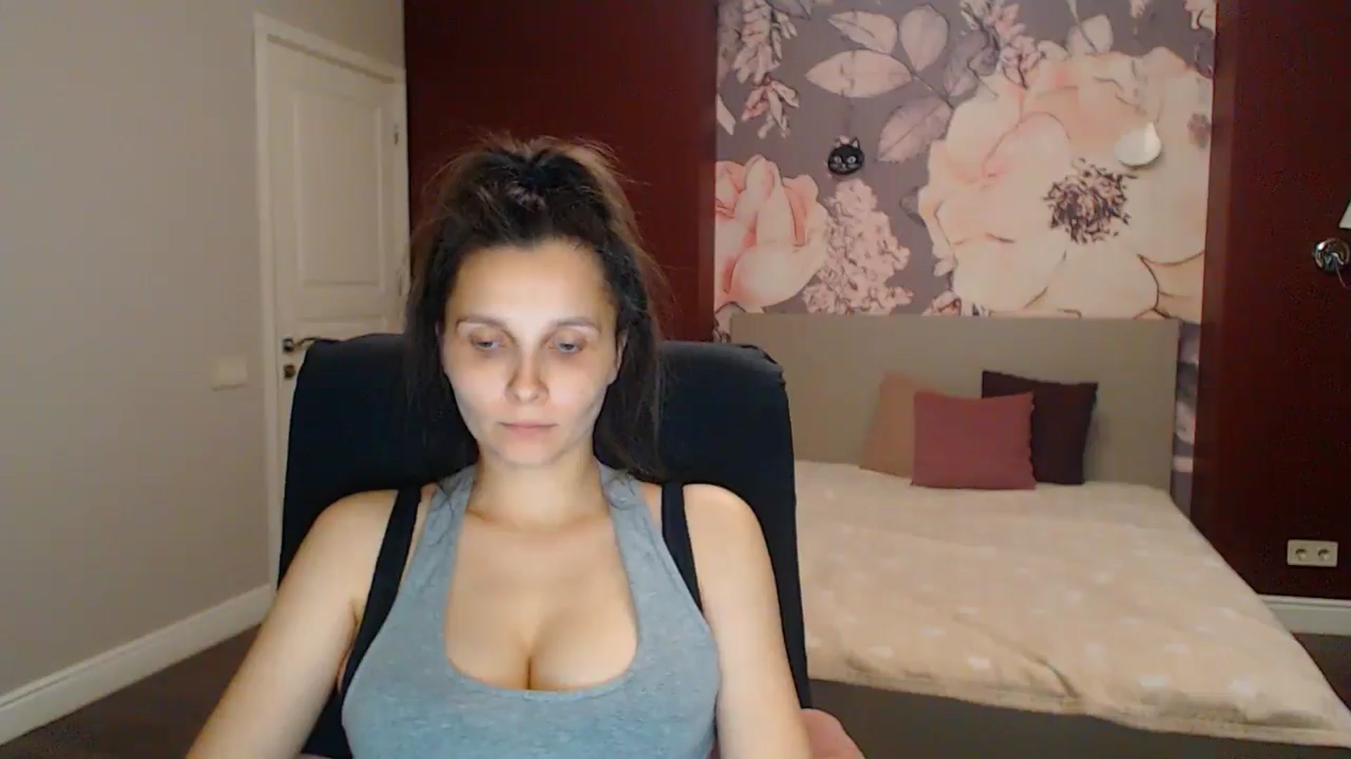 Gallery image thumbnail from Karina_Mils's myfreecams stream on, 08/03/2025, 18:50 image 16 of 20