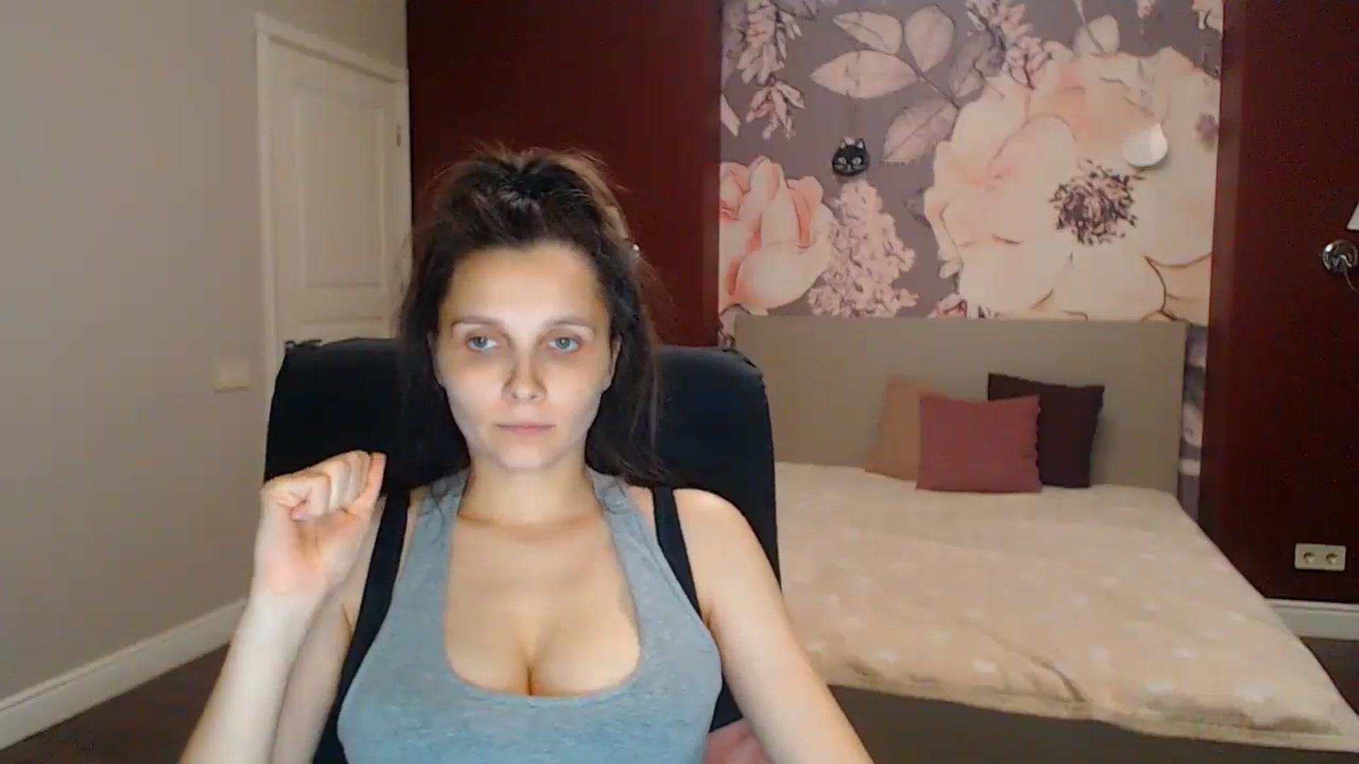 Gallery image thumbnail from Karina_Mils's myfreecams stream on, 08/03/2025, 18:50 image 13 of 20