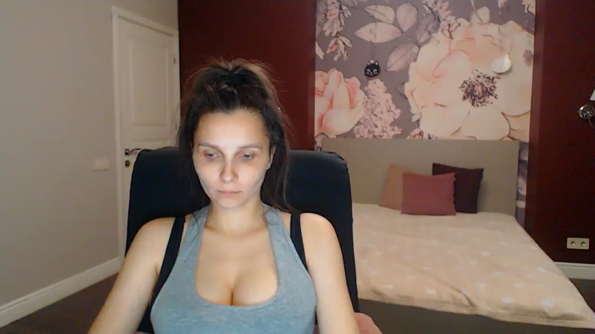 Gallery image thumbnail from Karina_Mils's myfreecams stream on, 08/03/2025, 18:50 image 17 of 20