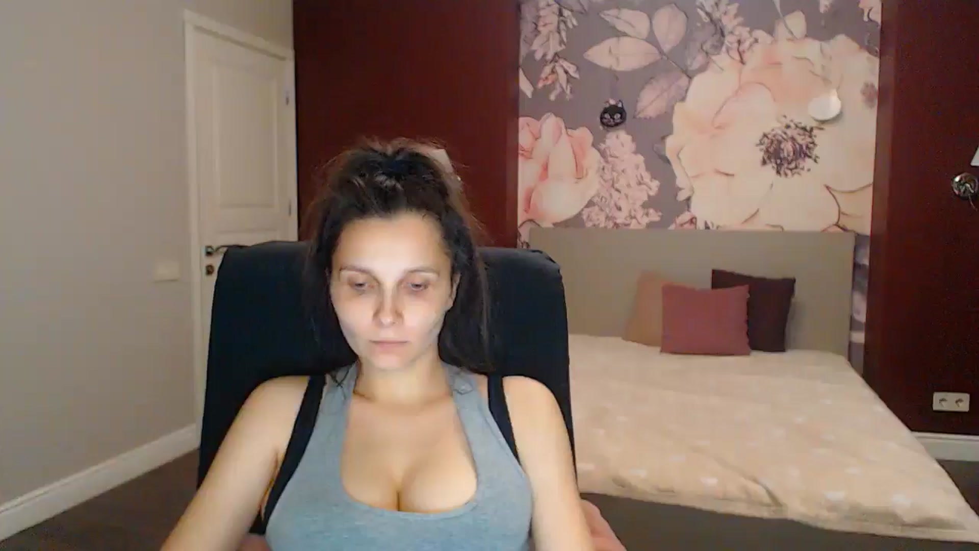 Gallery image thumbnail from Karina_Mils's myfreecams stream on, 08/03/2025, 18:50 image 1 of 20