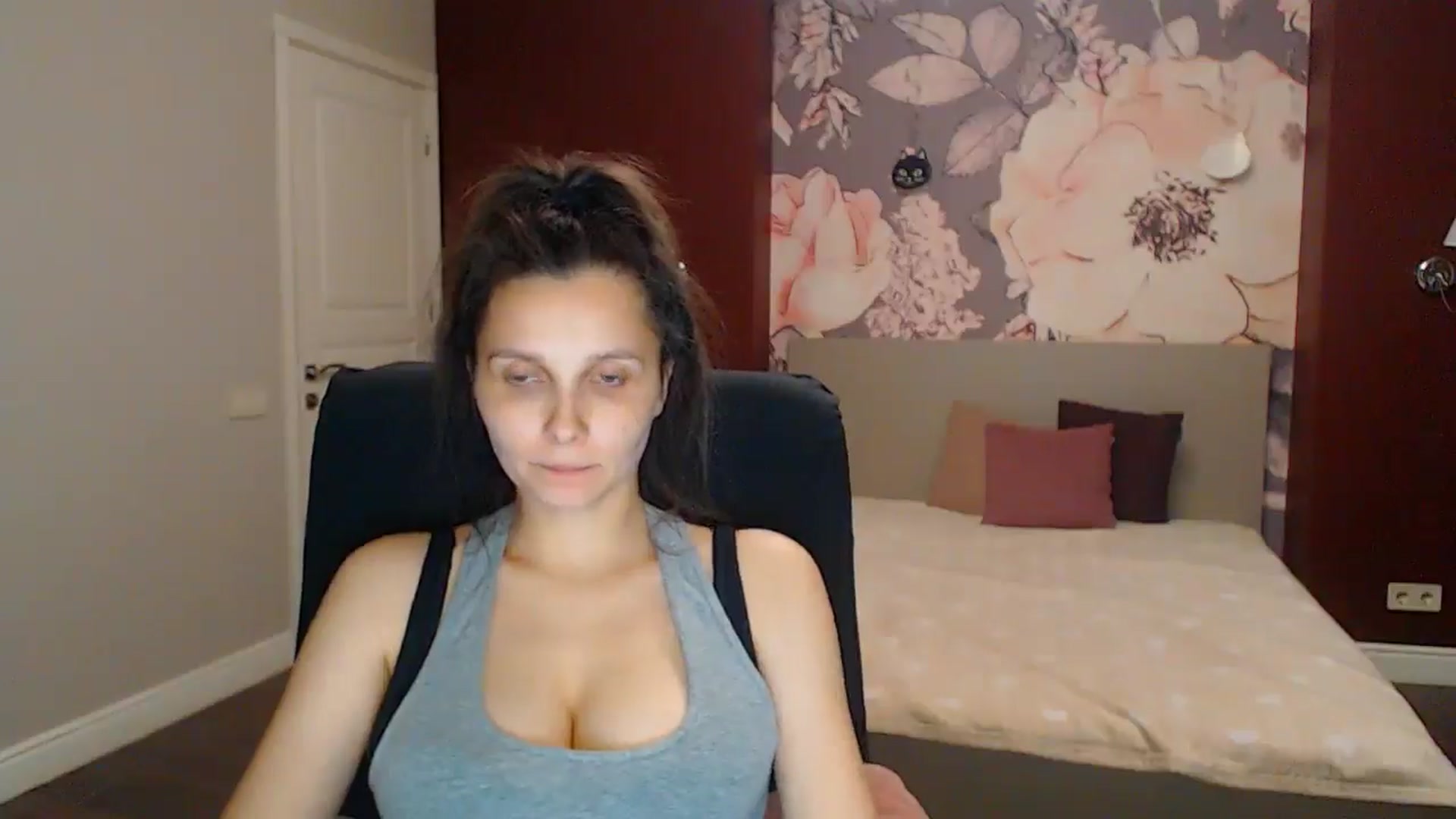 Gallery image thumbnail from Karina_Mils's myfreecams stream on, 08/03/2025, 18:50 image 14 of 20