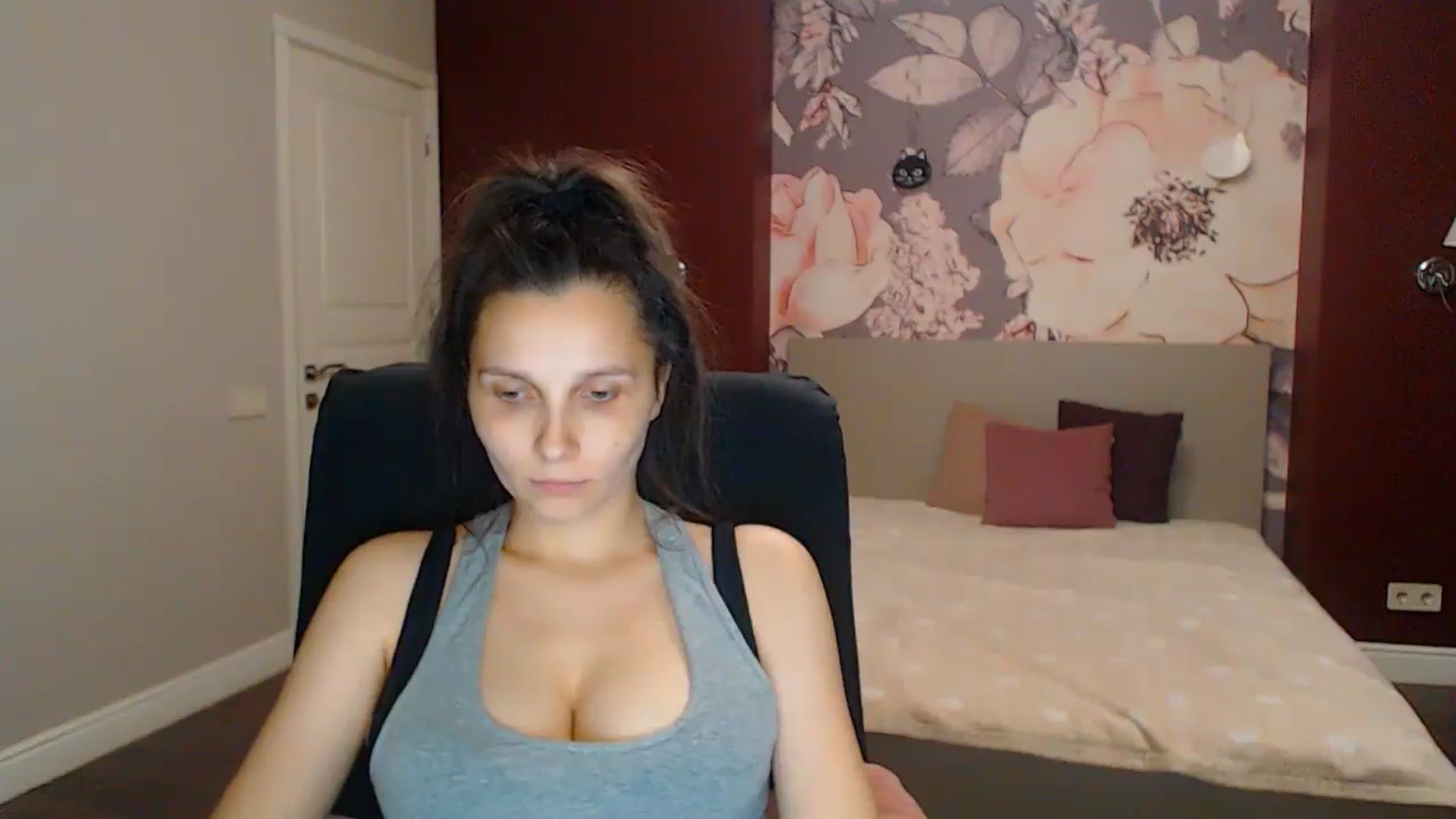 Gallery image thumbnail from Karina_Mils's myfreecams stream on, 08/03/2025, 18:50 image 12 of 20