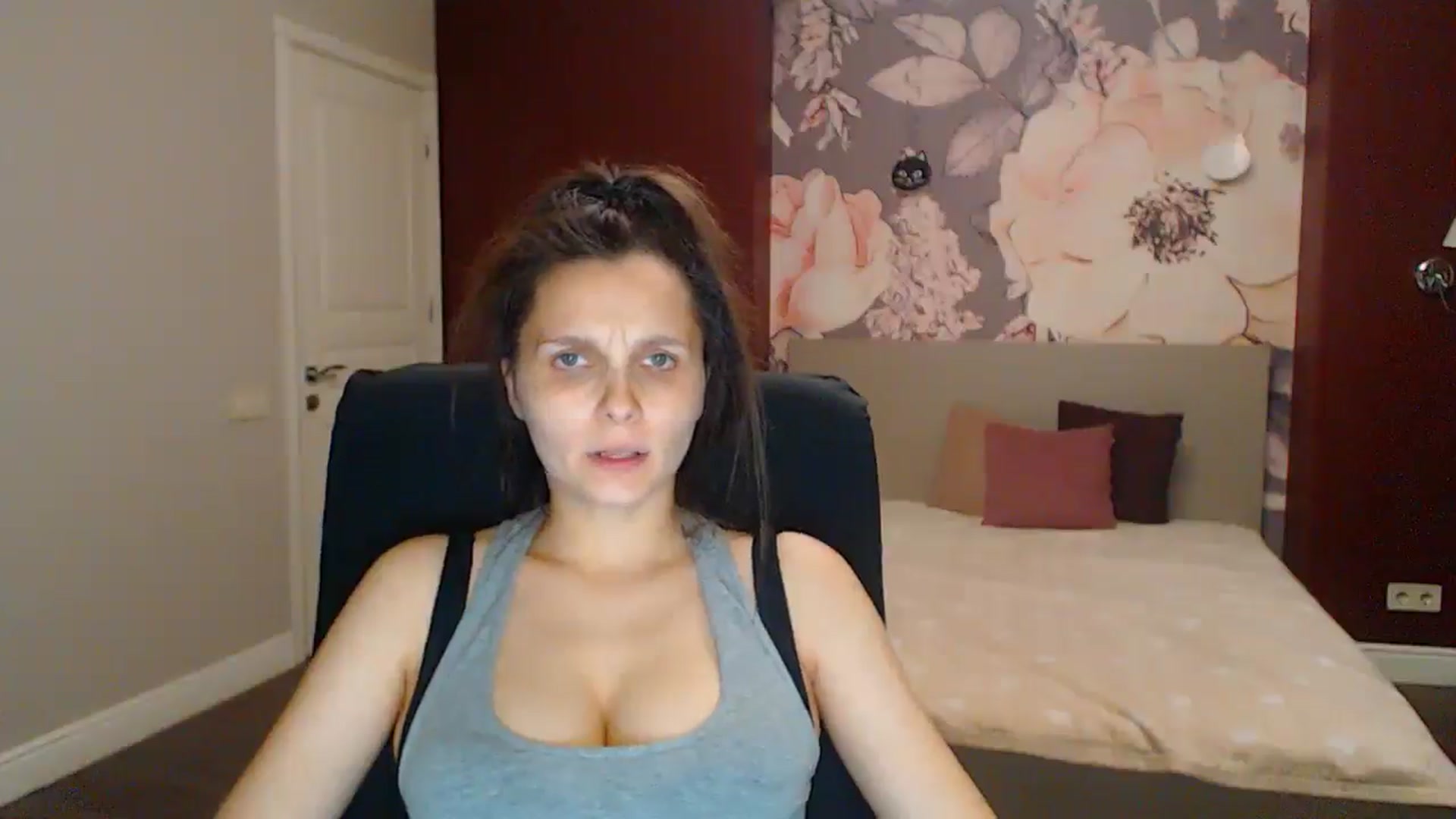 Gallery image thumbnail from Karina_Mils's myfreecams stream on, 08/03/2025, 19:21 image 16 of 20