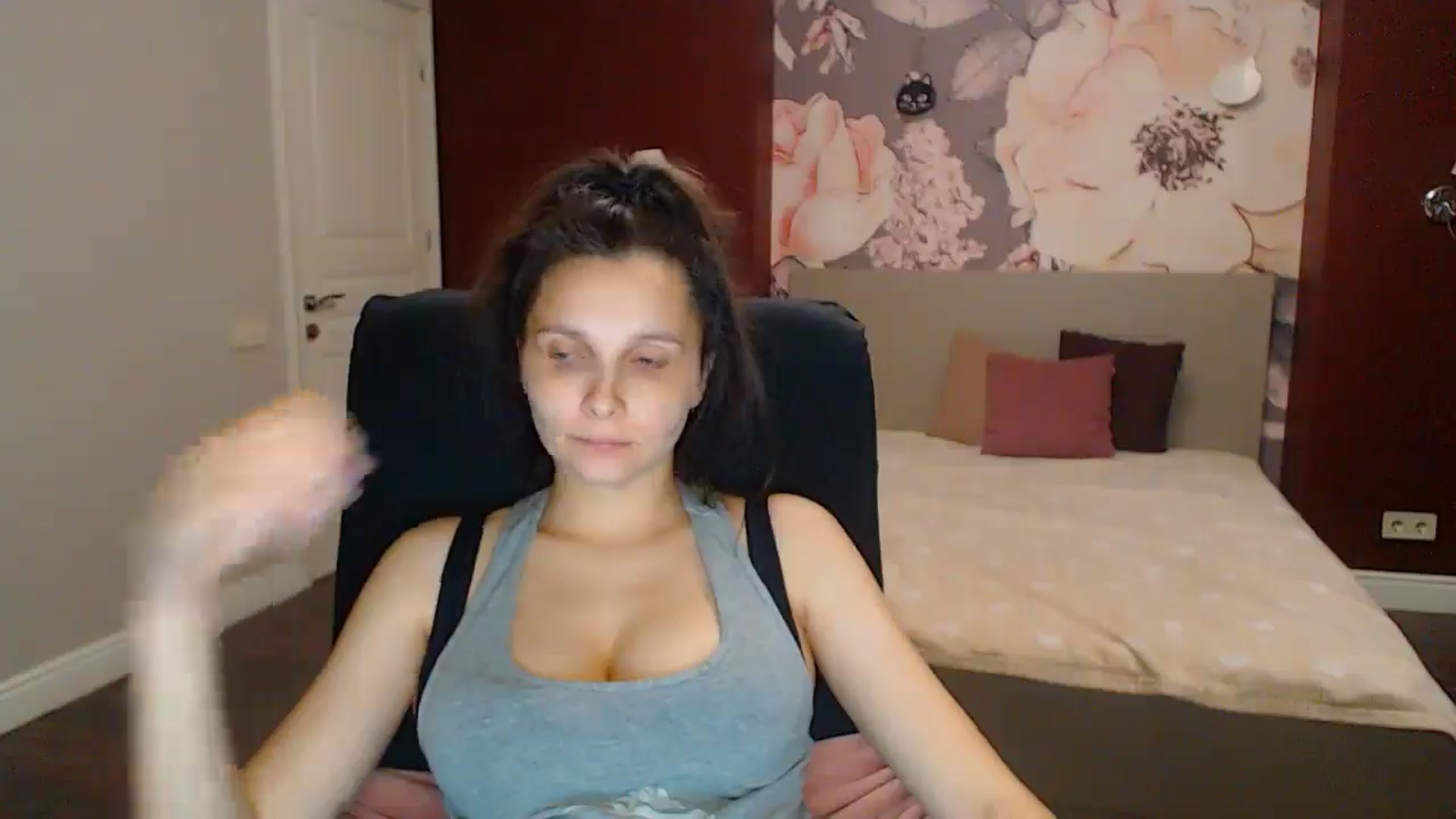 Gallery image thumbnail from Karina_Mils's myfreecams stream on, 08/03/2025, 19:21 image 10 of 20