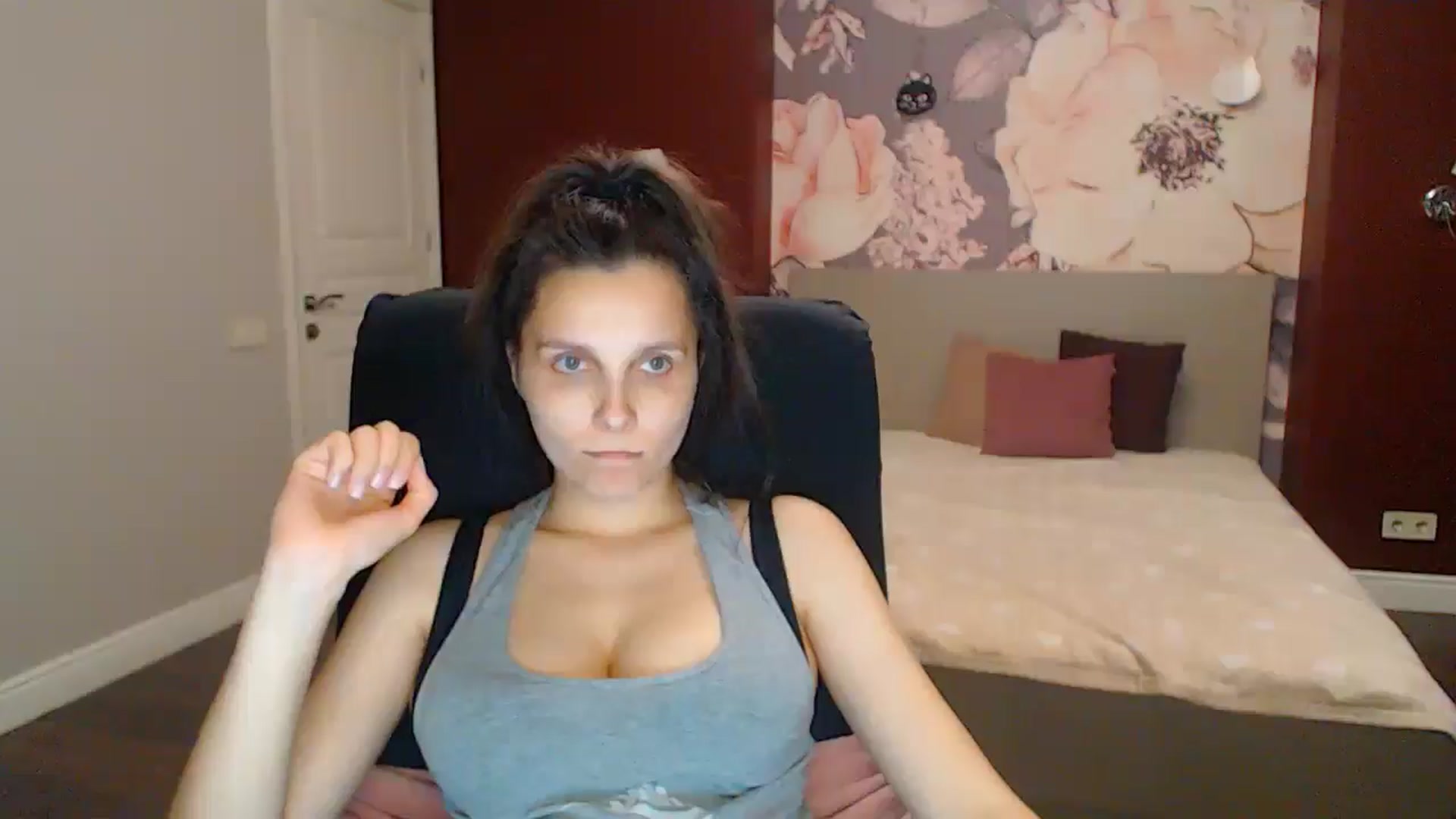 Gallery image thumbnail from Karina_Mils's myfreecams stream on, 08/03/2025, 19:21 image 13 of 20