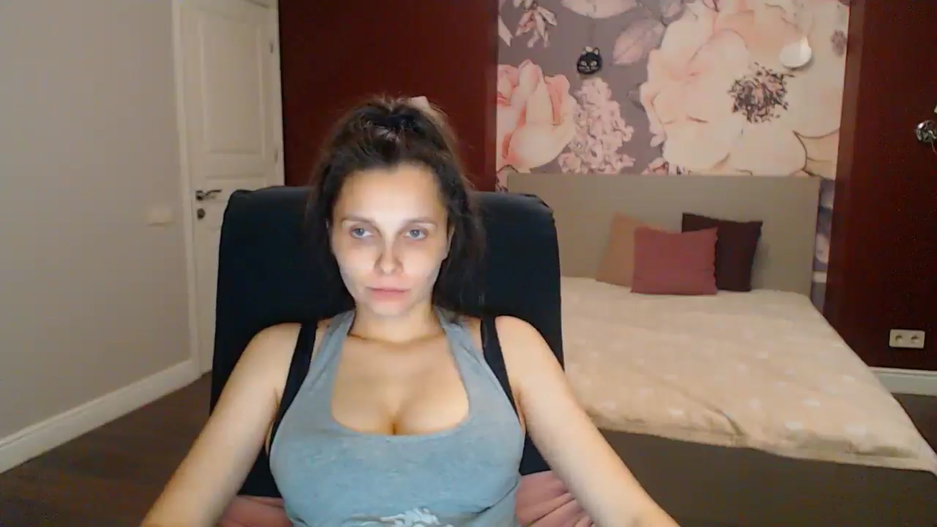 Gallery image thumbnail from Karina_Mils's myfreecams stream on, 08/03/2025, 19:21 image 4 of 20