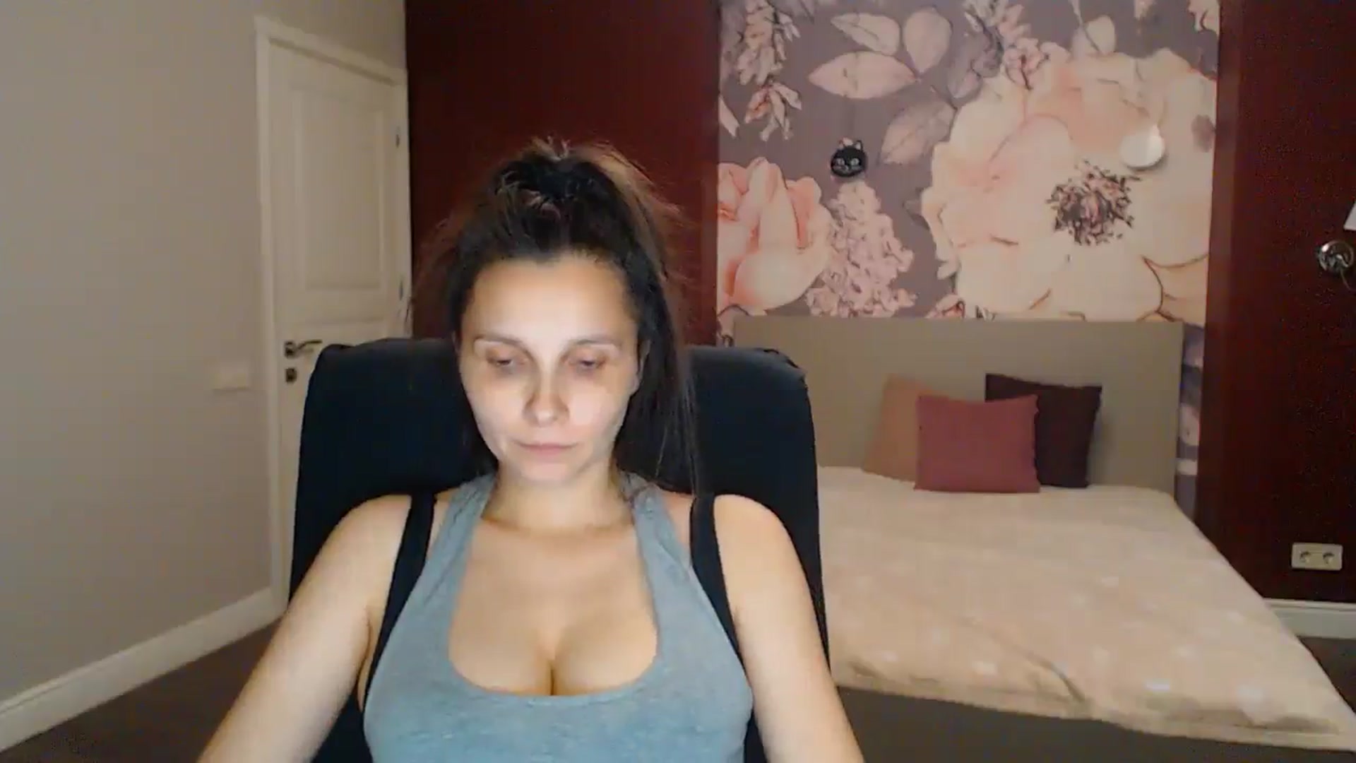 Gallery image thumbnail from Karina_Mils's myfreecams stream on, 08/03/2025, 19:21 image 17 of 20