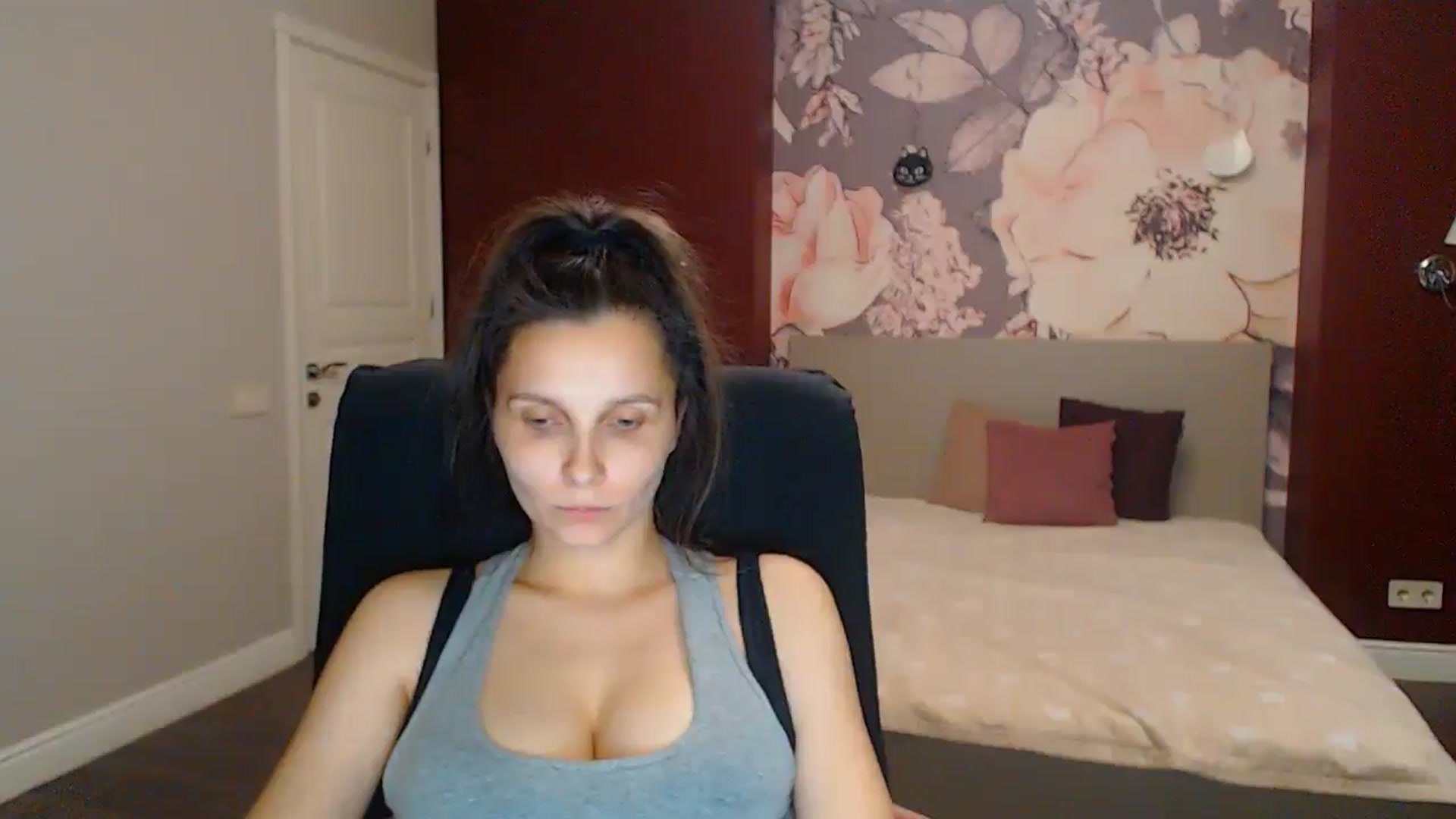 Gallery image thumbnail from Karina_Mils's myfreecams stream on, 08/03/2025, 20:28 image 16 of 20