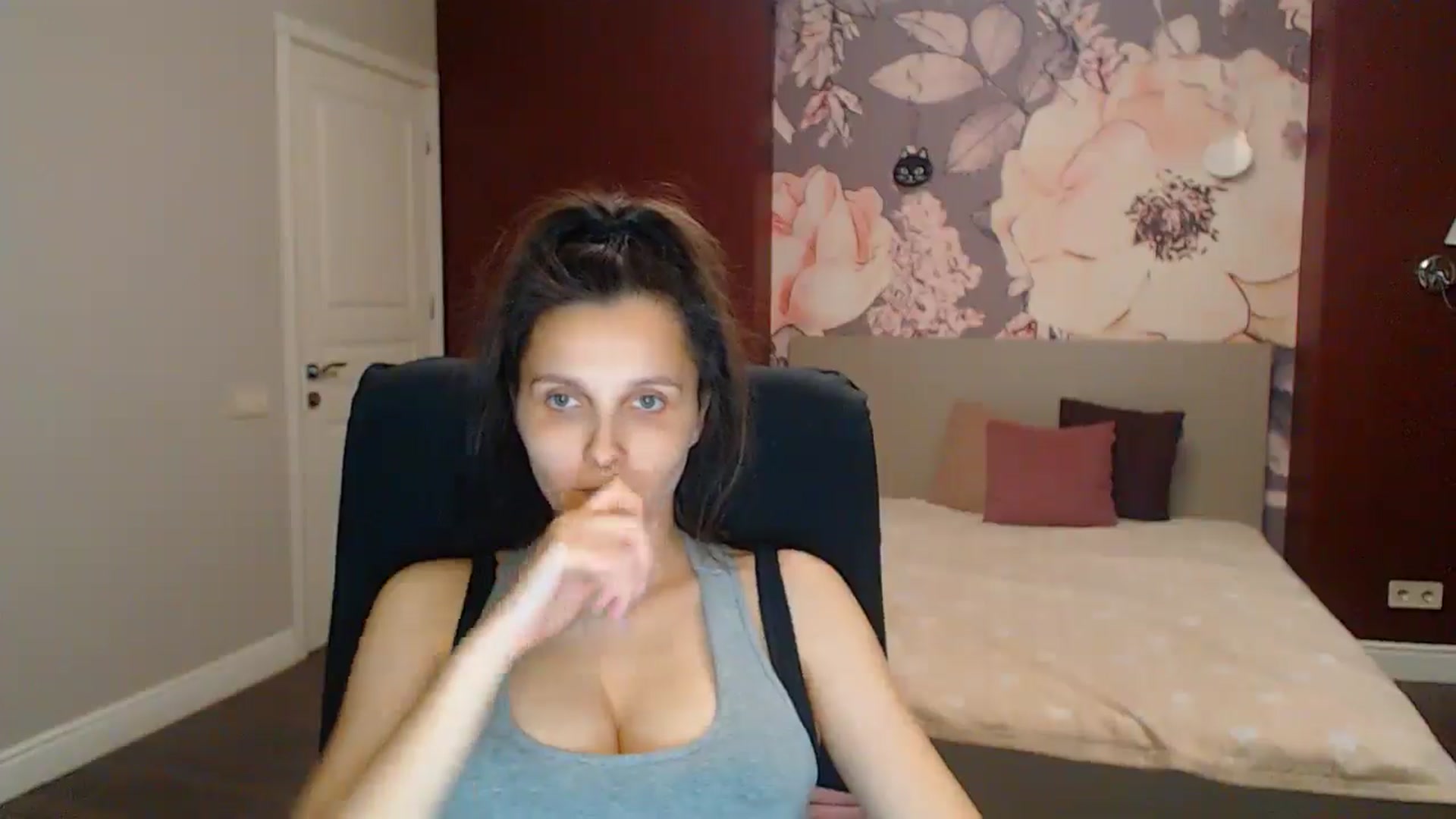 Gallery image thumbnail from Karina_Mils's myfreecams stream on, 08/03/2025, 20:28 image 4 of 20
