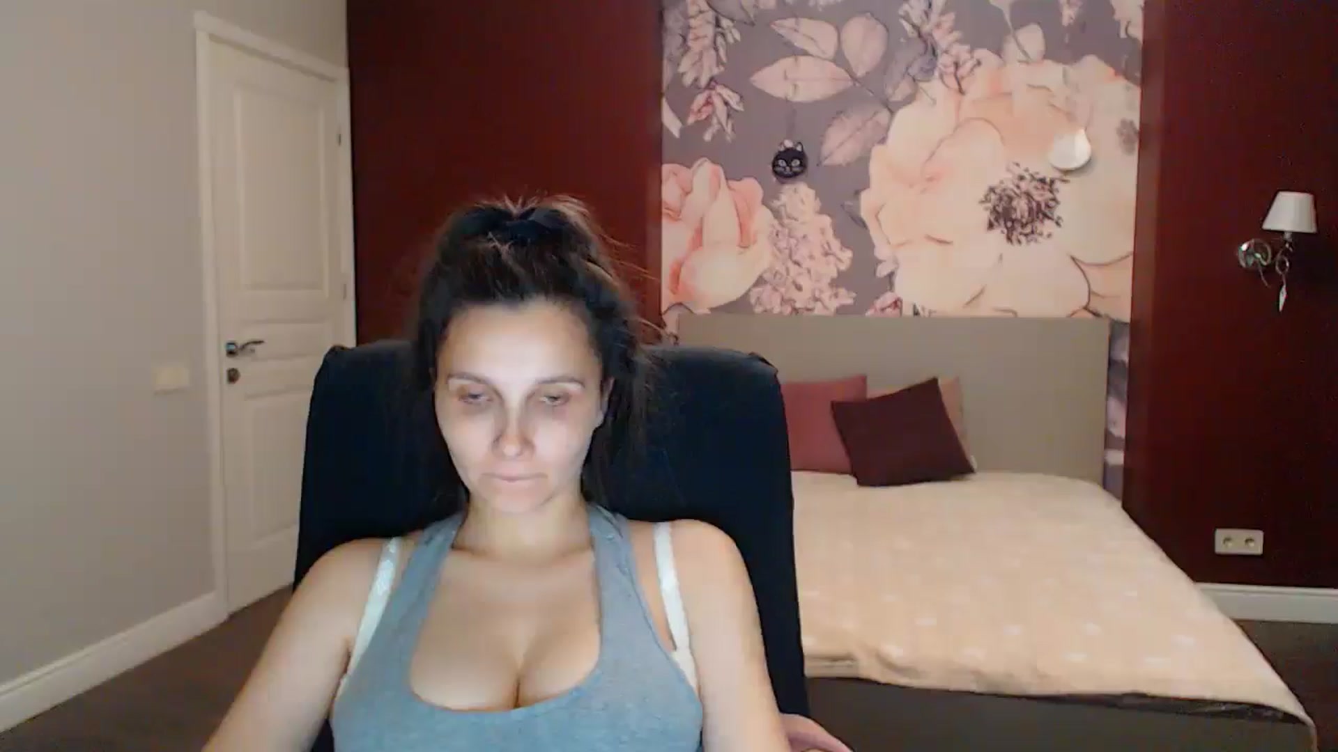 Gallery image thumbnail from Karina_Mils's myfreecams stream on, 08/08/2025, 19:43 image 15 of 20