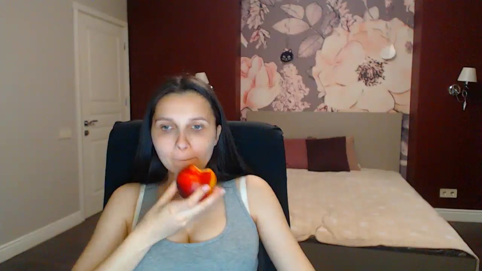 Gallery image thumbnail from Karina_Mils's myfreecams stream on, 08/10/2025, 19:03 image 5 of 20