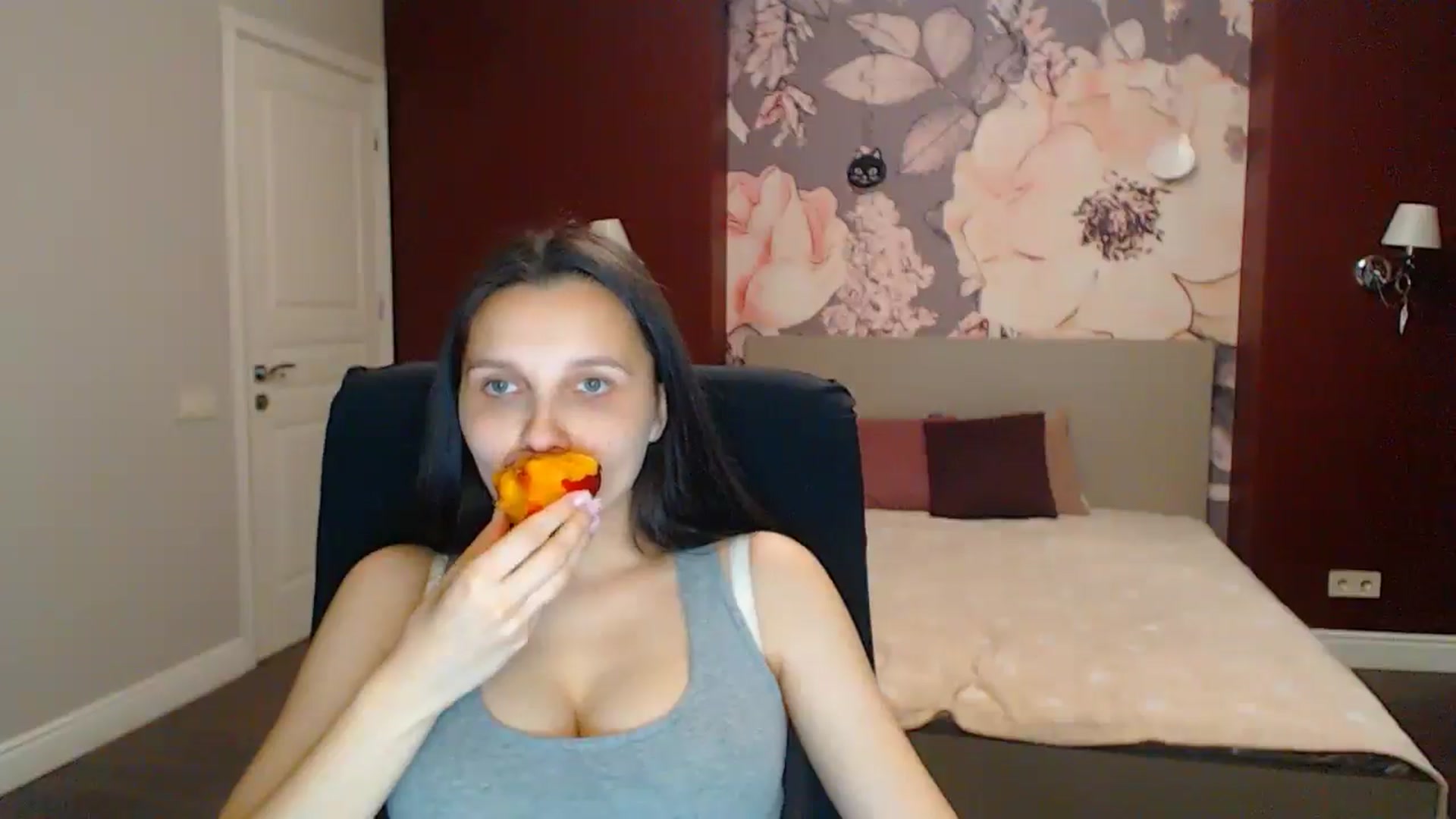 Gallery image thumbnail from Karina_Mils's myfreecams stream on, 08/10/2025, 19:03 image 2 of 20