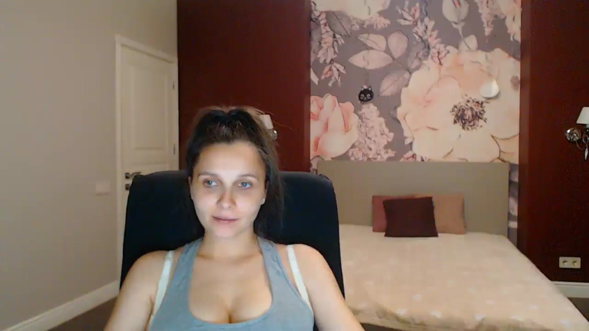 Gallery image thumbnail from Karina_Mils's myfreecams stream on, 08/15/2025, 18:28 image 14 of 20
