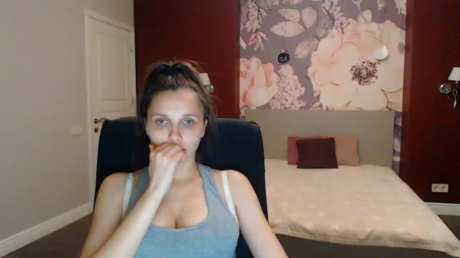 Gallery image thumbnail from Karina_Mils's myfreecams stream on, 08/15/2025, 19:32 image 15 of 20