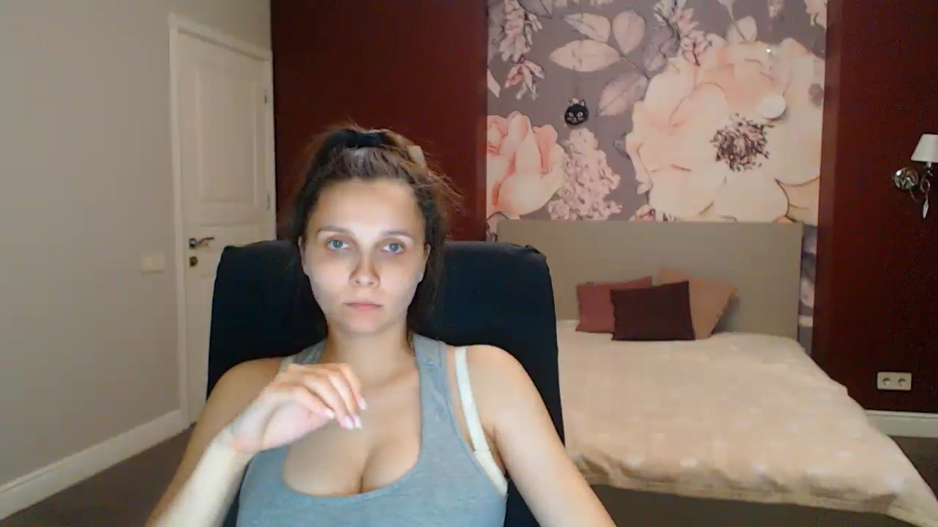 Gallery image thumbnail from Karina_Mils's myfreecams stream on, 08/16/2025, 18:10 image 16 of 20