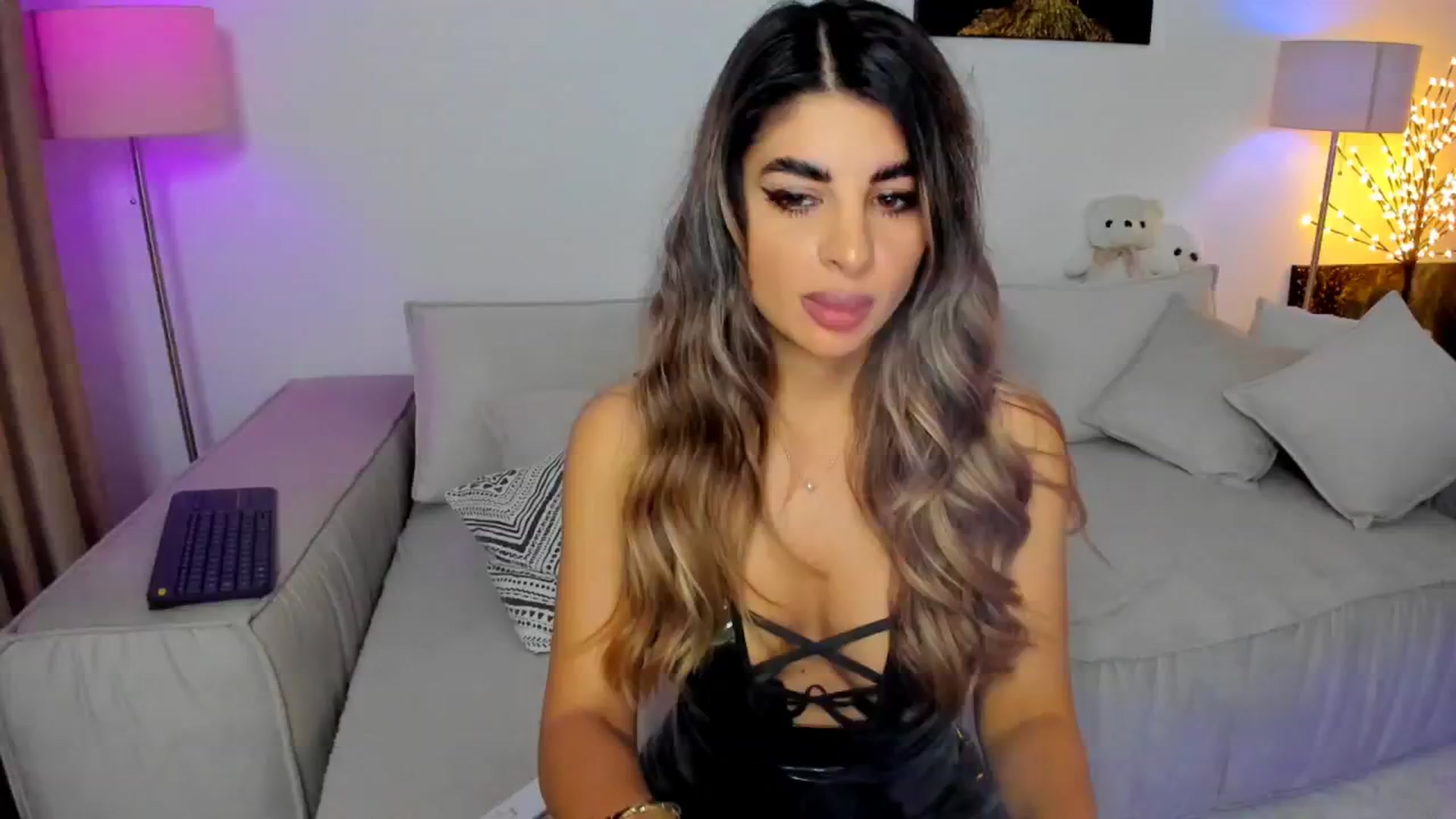 Gallery image thumbnail from KarlaStarx's myfreecams stream on, 10/13/2024, 23:35 image 1 of 20