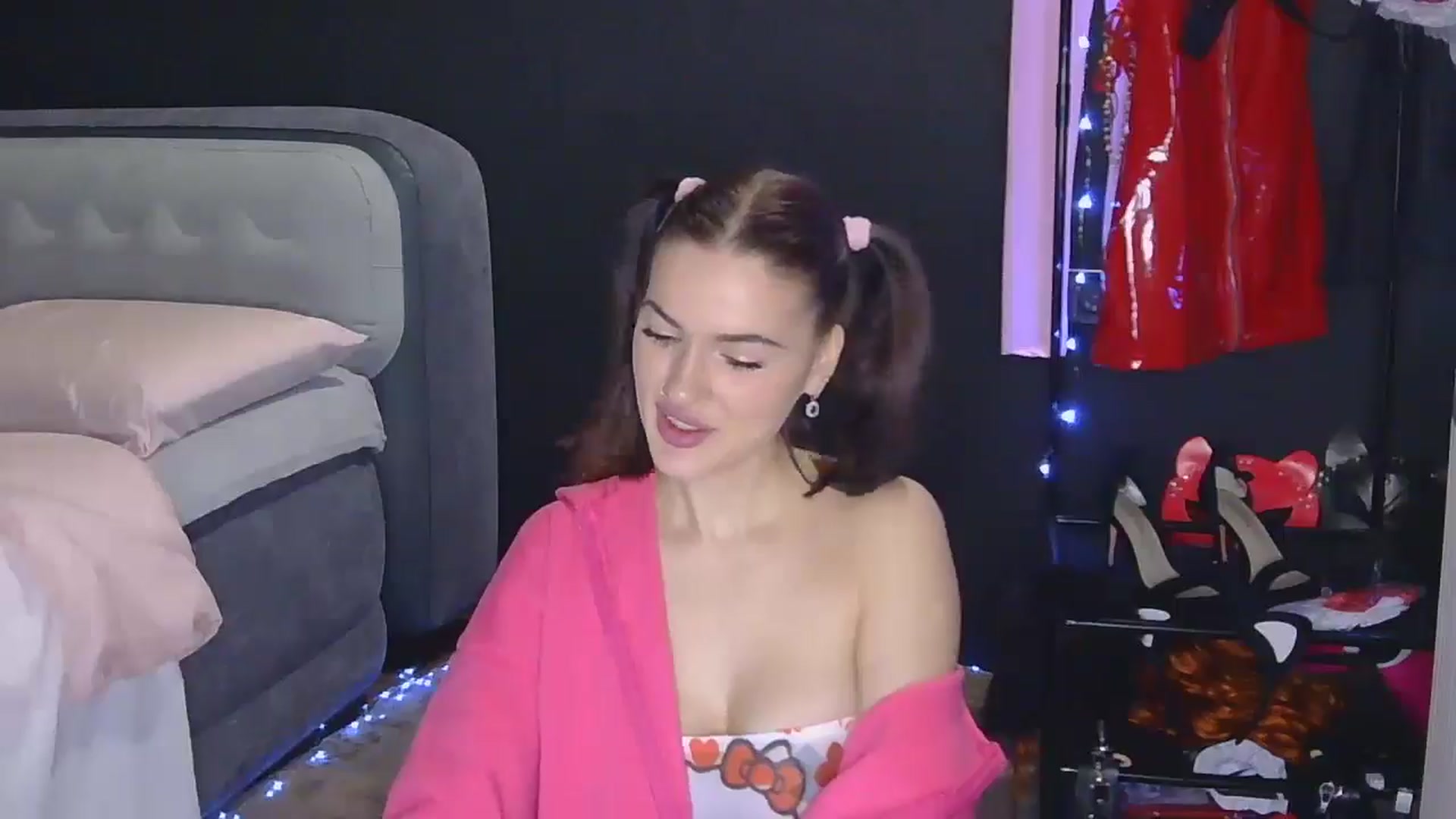 Gallery image thumbnail from Karly_Lu's myfreecams stream on, 02/05/2026, 13:33 image 4 of 20