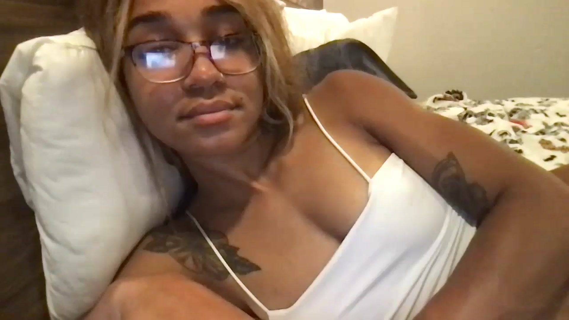 Gallery image thumbnail from KarmaLove's myfreecams stream on, 09/15/2024, 08:38 image 16 of 20