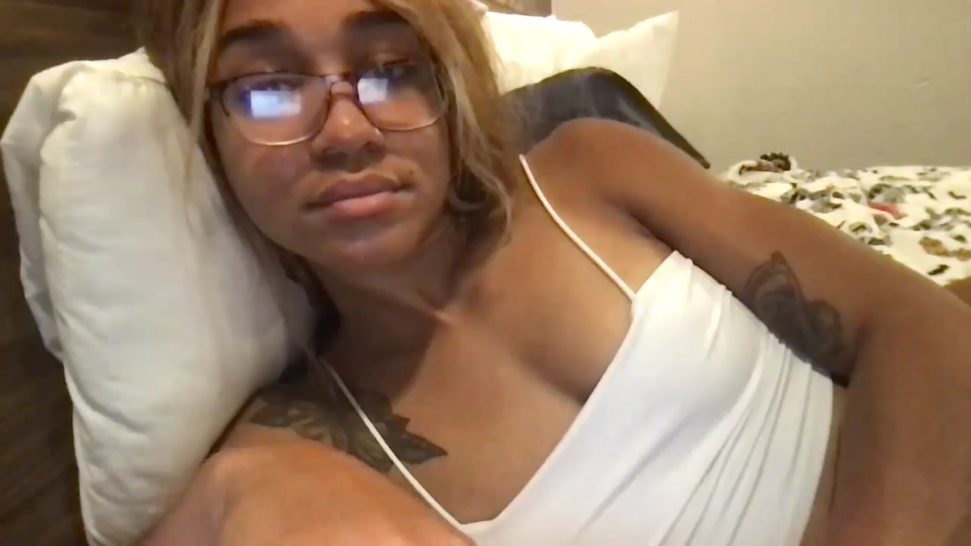 Gallery image thumbnail from KarmaLove's myfreecams stream on, 09/15/2024, 08:38 image 15 of 20