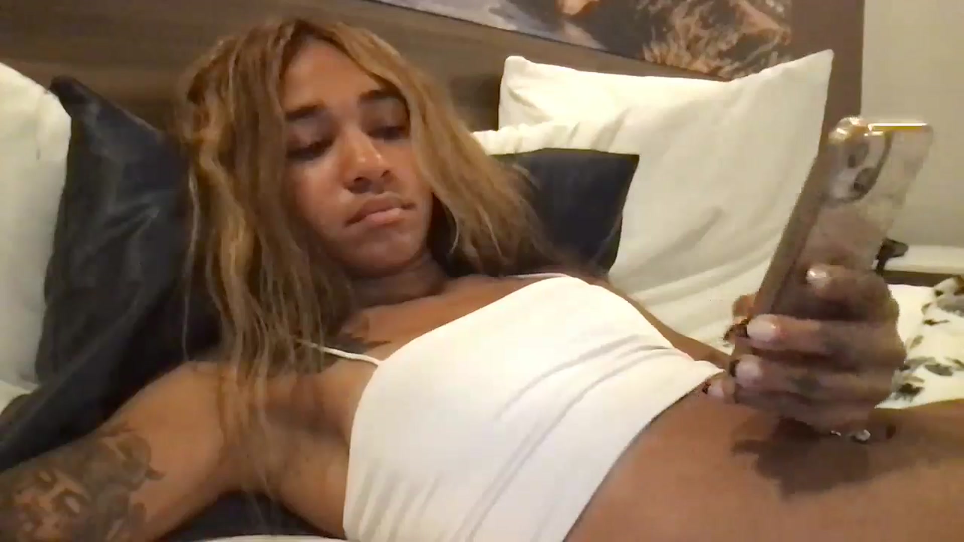 Gallery image thumbnail from KarmaLove's myfreecams stream on, 09/15/2024, 09:45 image 12 of 20