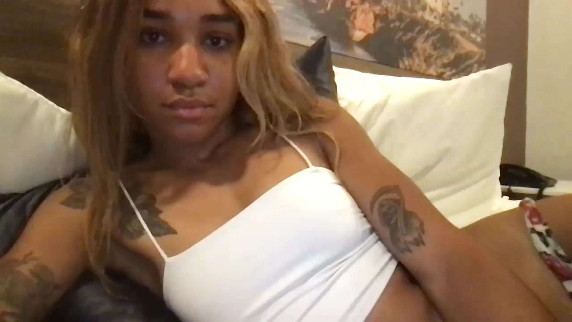 Gallery image thumbnail from KarmaLove's myfreecams stream on, 09/15/2024, 09:45 image 1 of 20