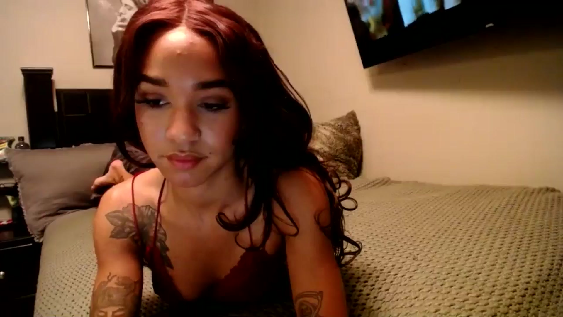 Gallery image thumbnail from KarmaLove's myfreecams stream on, 12/01/2024, 01:53 image 12 of 20