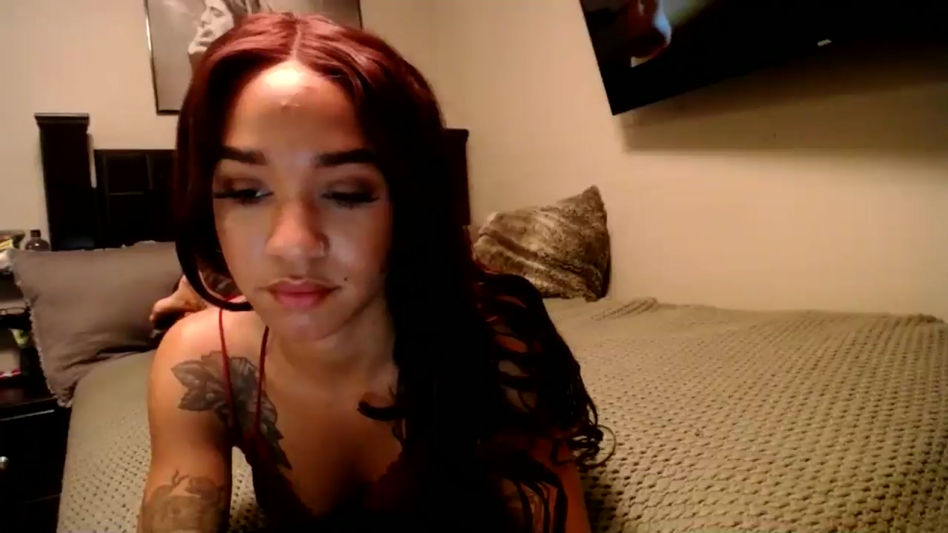 Gallery image thumbnail from KarmaLove's myfreecams stream on, 12/01/2024, 01:53 image 13 of 20