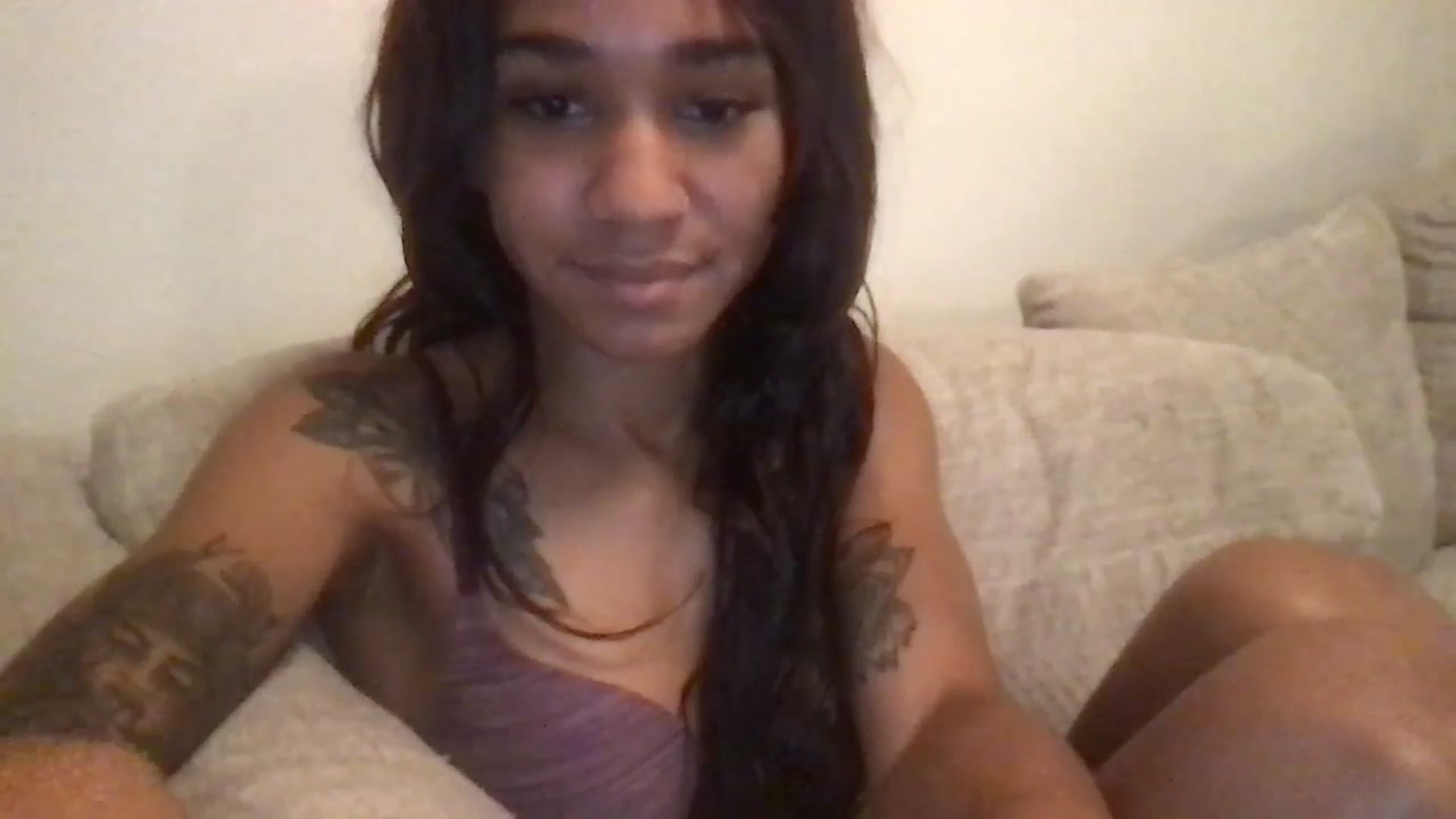 Gallery image thumbnail from KarmaLove's myfreecams stream on, 12/07/2024, 23:38 image 15 of 20