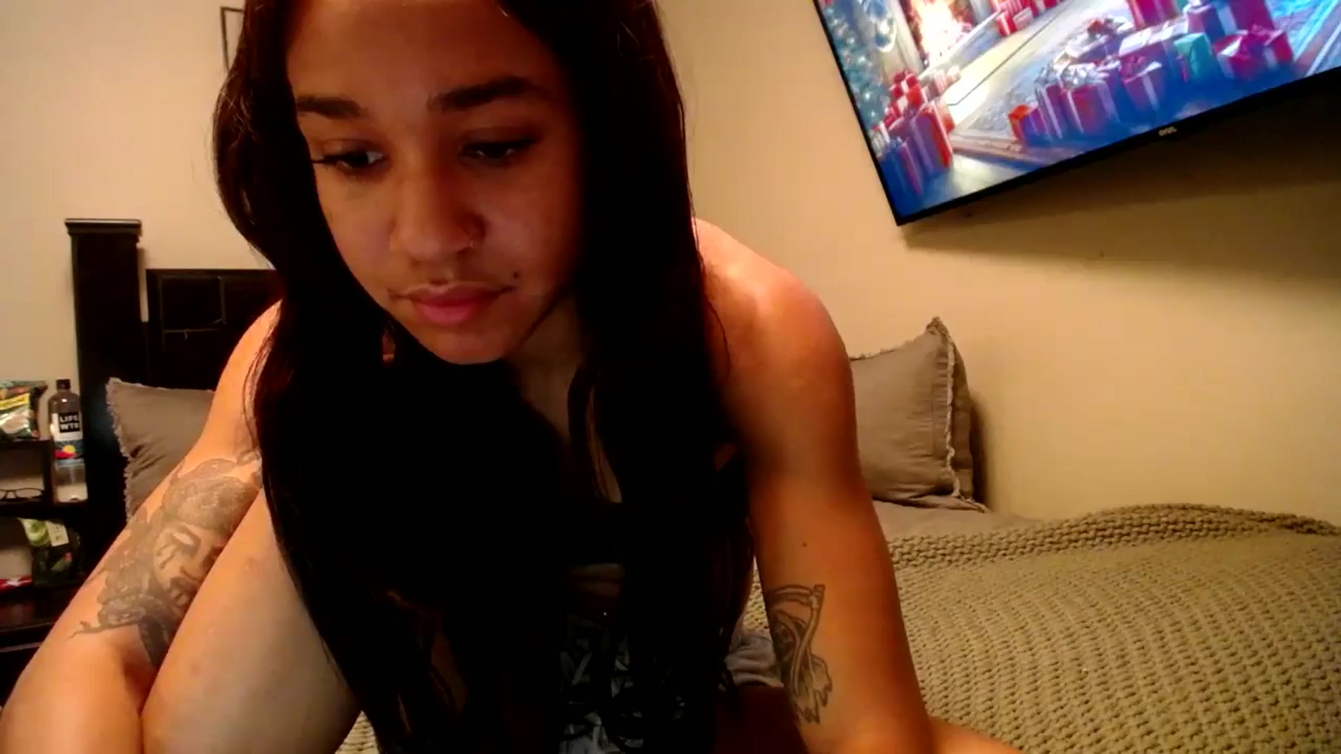 Gallery image thumbnail from KarmaLove's myfreecams stream on, 12/10/2024, 05:25 image 12 of 20