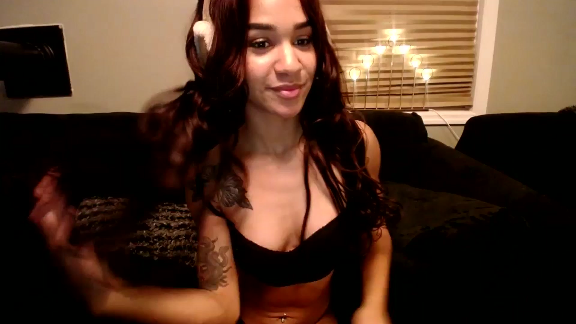 Gallery image thumbnail from KarmaLove's myfreecams stream on, 12/22/2024, 01:13 image 16 of 20