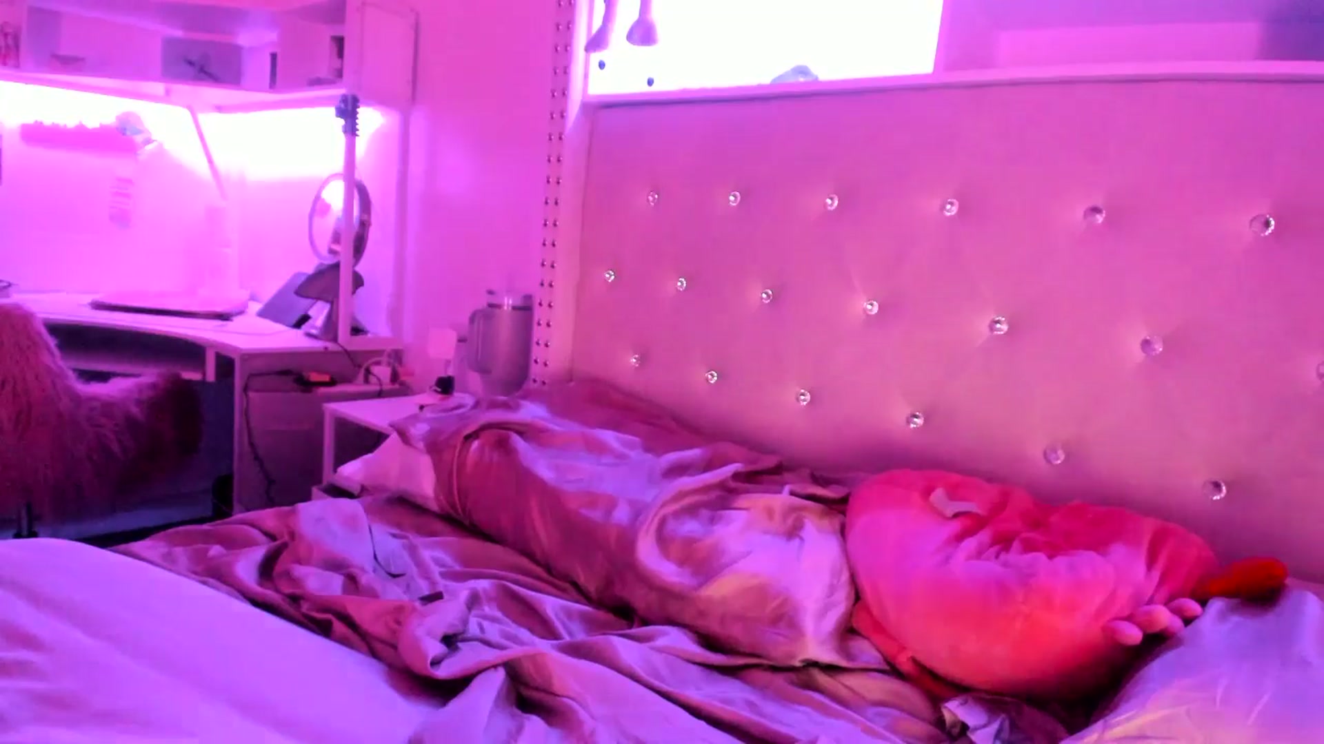 Gallery image thumbnail from KarmaLove's myfreecams stream on, 09/01/2025, 08:51 image 10 of 20