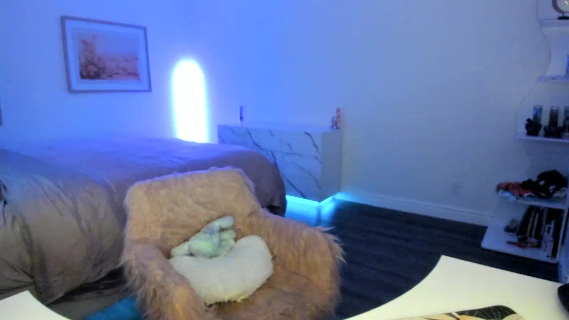 Gallery image thumbnail from KarmaLove's myfreecams stream on, 10/18/2025, 09:31 image 19 of 20