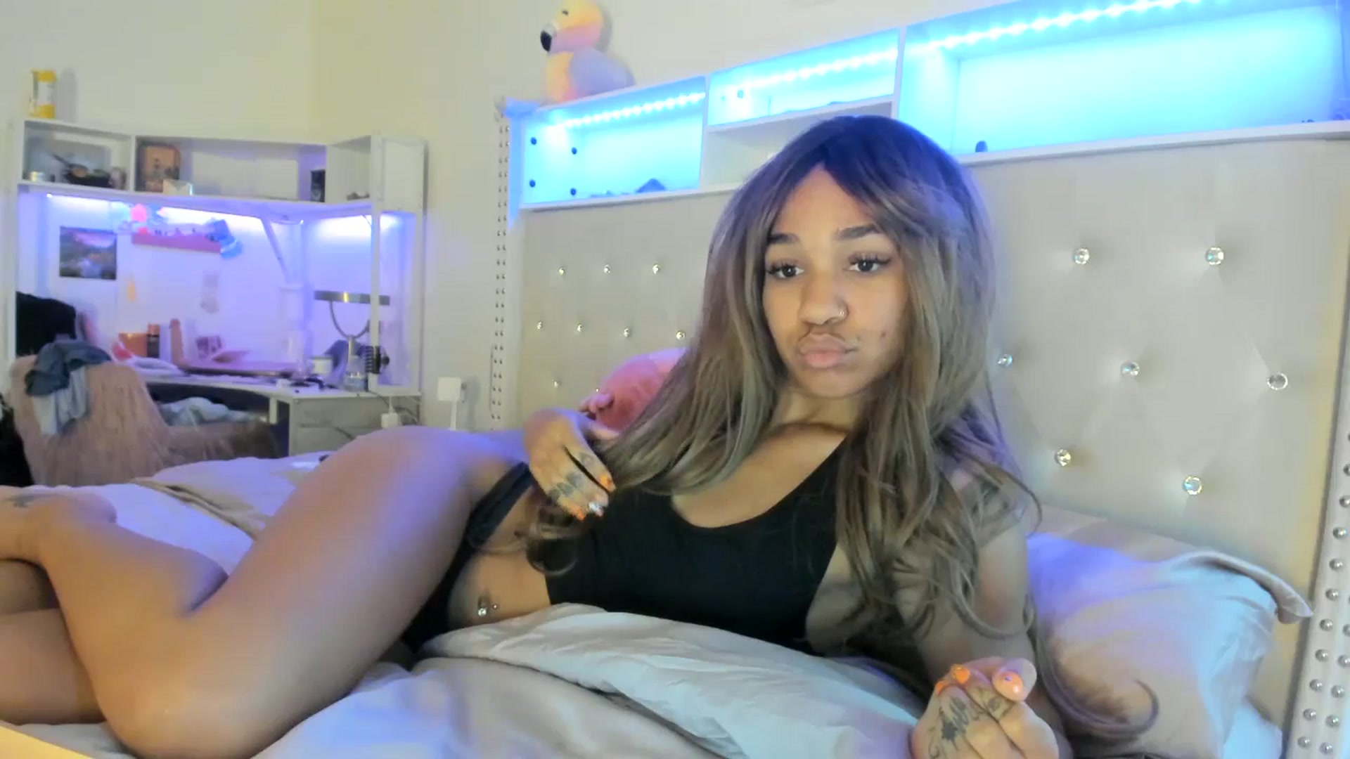 Gallery image thumbnail from KarmaLove's myfreecams stream on, 11/02/2025, 16:49 image 6 of 20