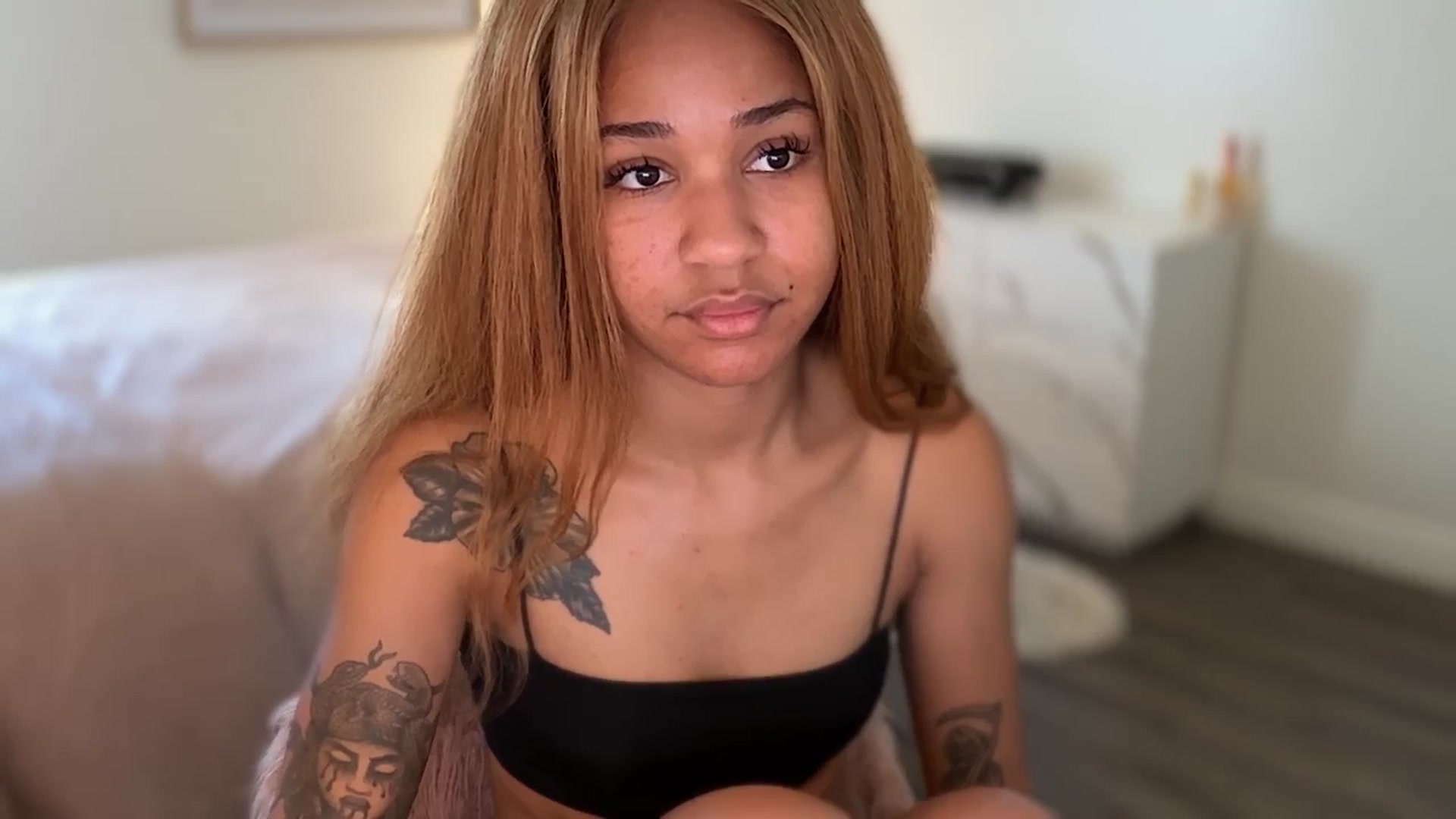 Gallery image thumbnail from KarmaLove's myfreecams stream on, 03/22/2026, 17:59 image 6 of 20