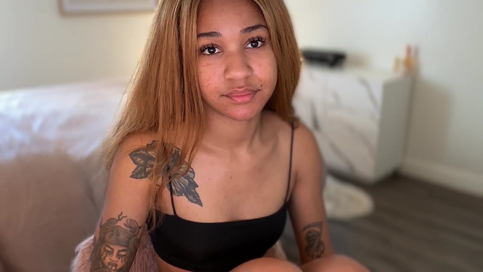 Gallery image thumbnail from KarmaLove's myfreecams stream on, 03/22/2026, 17:59 image 3 of 20