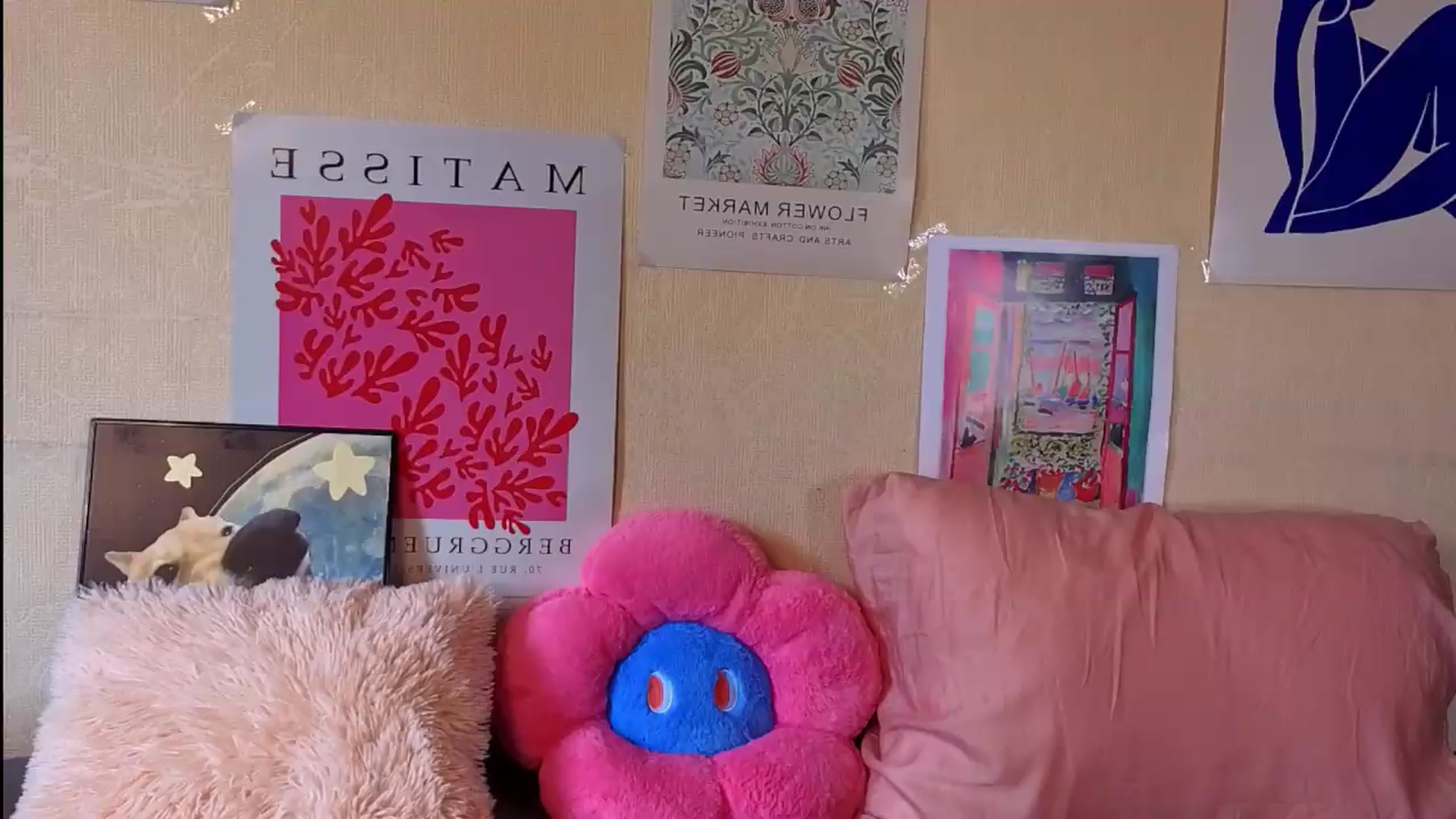Gallery image thumbnail from Karolinacreamm's myfreecams stream on, 08/19/2026, 10:21 image 7 of 20